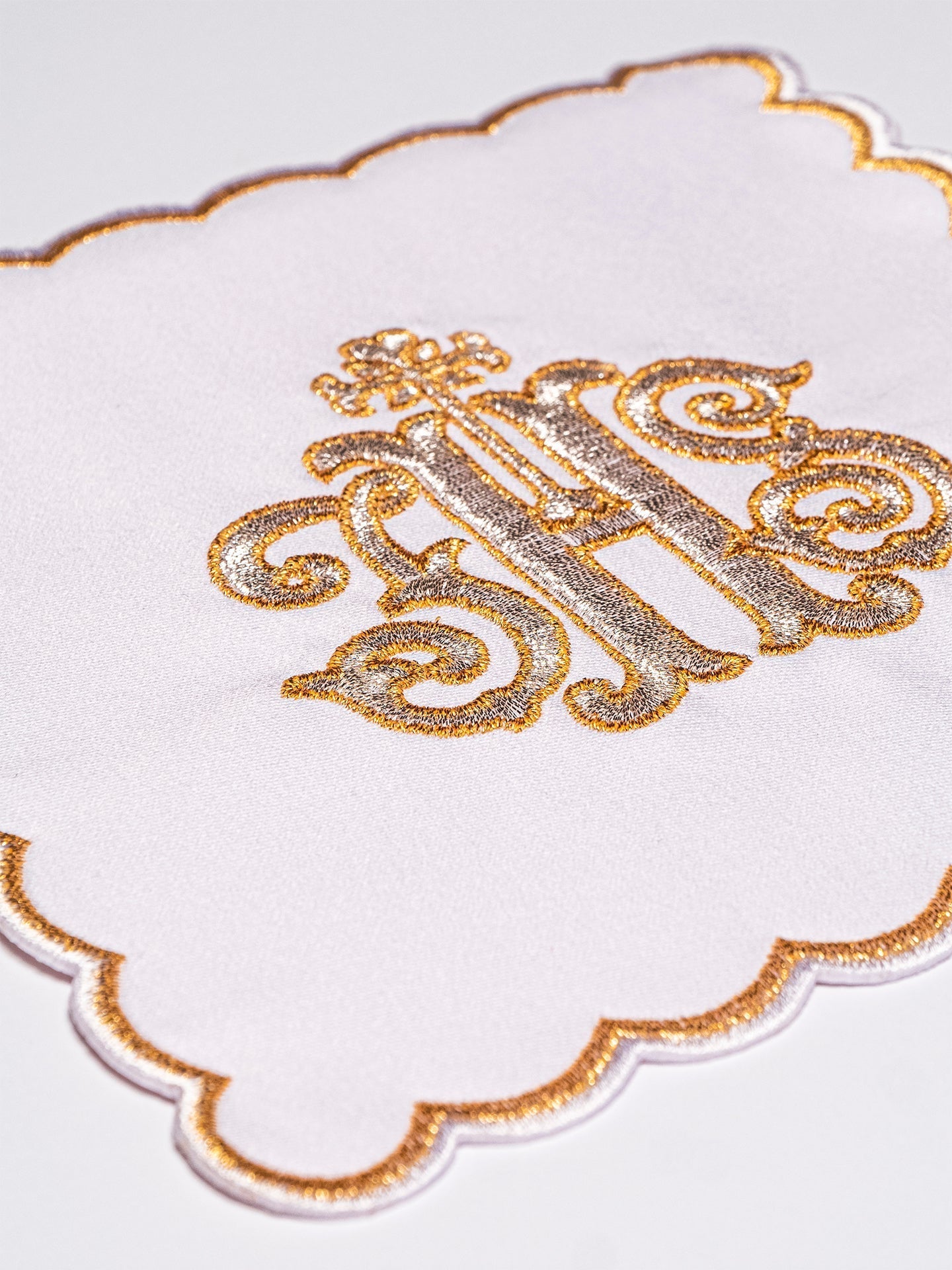 Servicio de altar bordado IHS dorado KK/072/04 - CASULLAS.ES