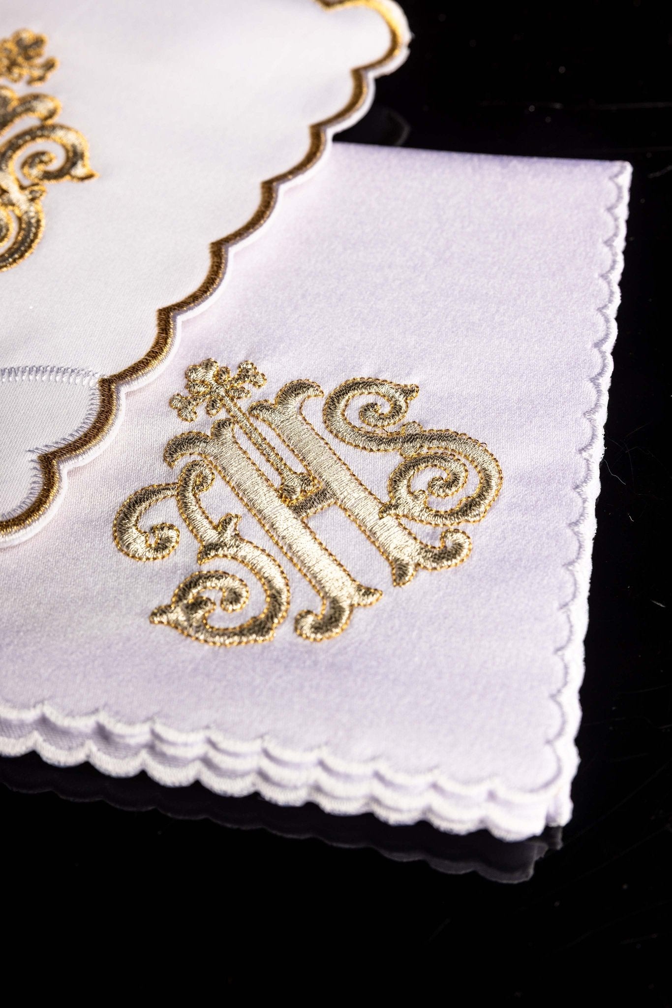 Servicio de altar bordado IHS dorado KK/072/04 - CASULLAS.ES