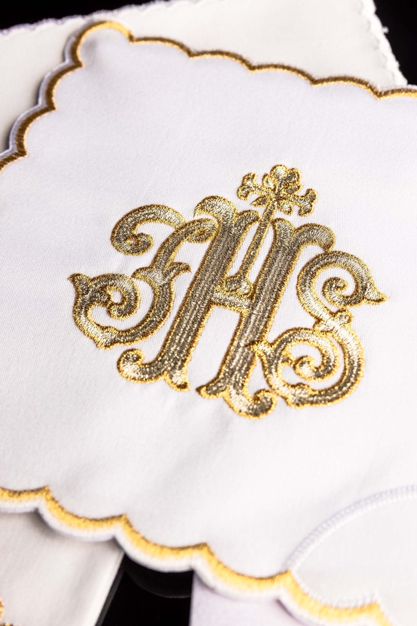 Servicio de altar bordado IHS dorado KK/072/04 - CASULLAS.ES