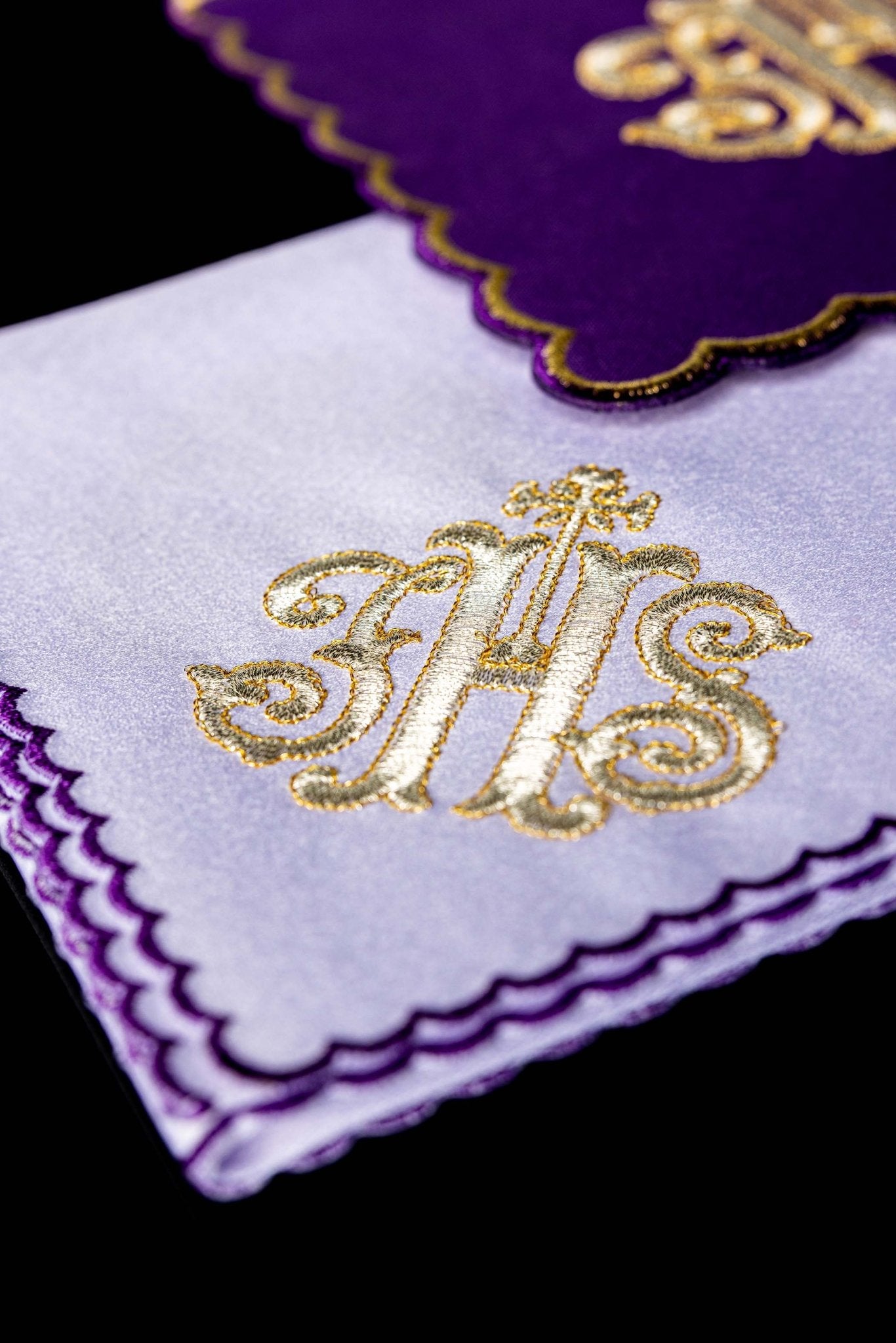 Servicio de altar bordado IHS palia morada KK/072/03 - CASULLAS.ES