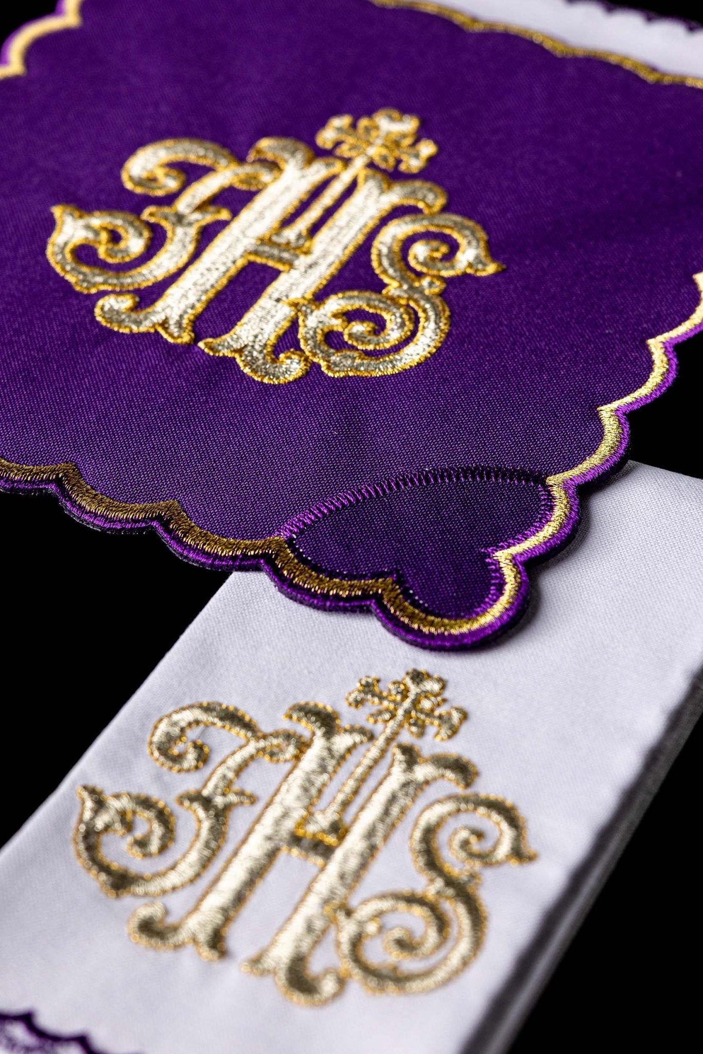 Servicio de altar bordado IHS palia morada KK/072/03 - CASULLAS.ES