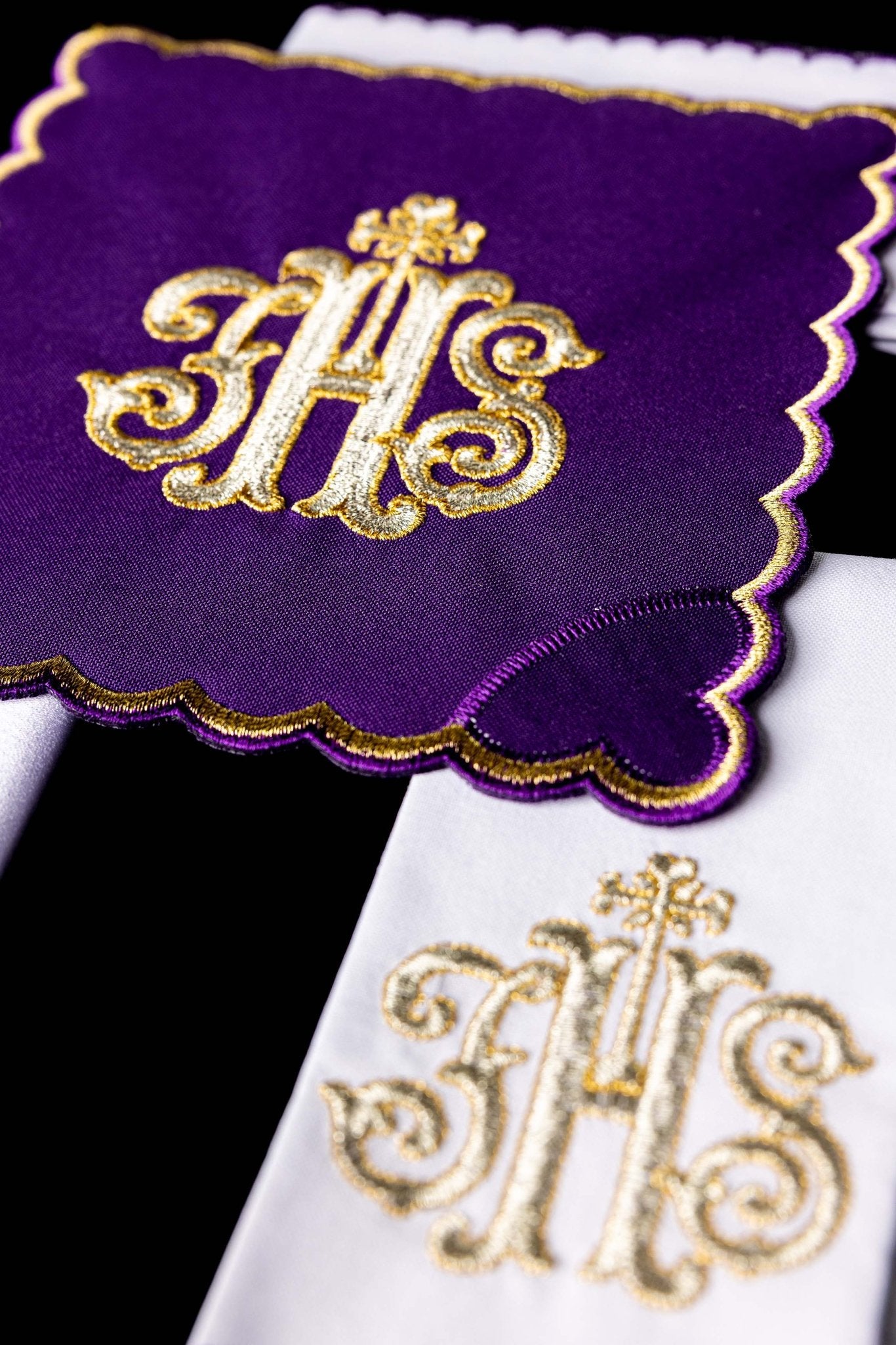 Servicio de altar bordado IHS palia morada KK/072/03 - CASULLAS.ES