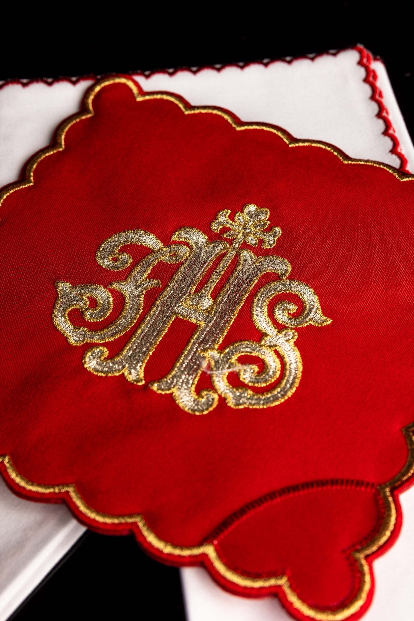 Servicio de altar bordado IHS, palia roja KK/072/02 - CASULLAS.ES