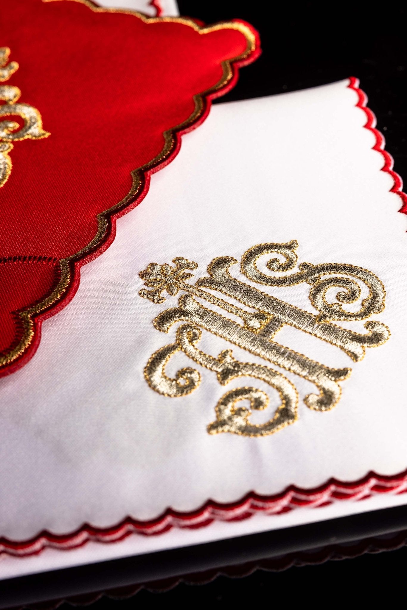 Servicio de altar bordado IHS, palia roja KK/072/02 - CASULLAS.ES