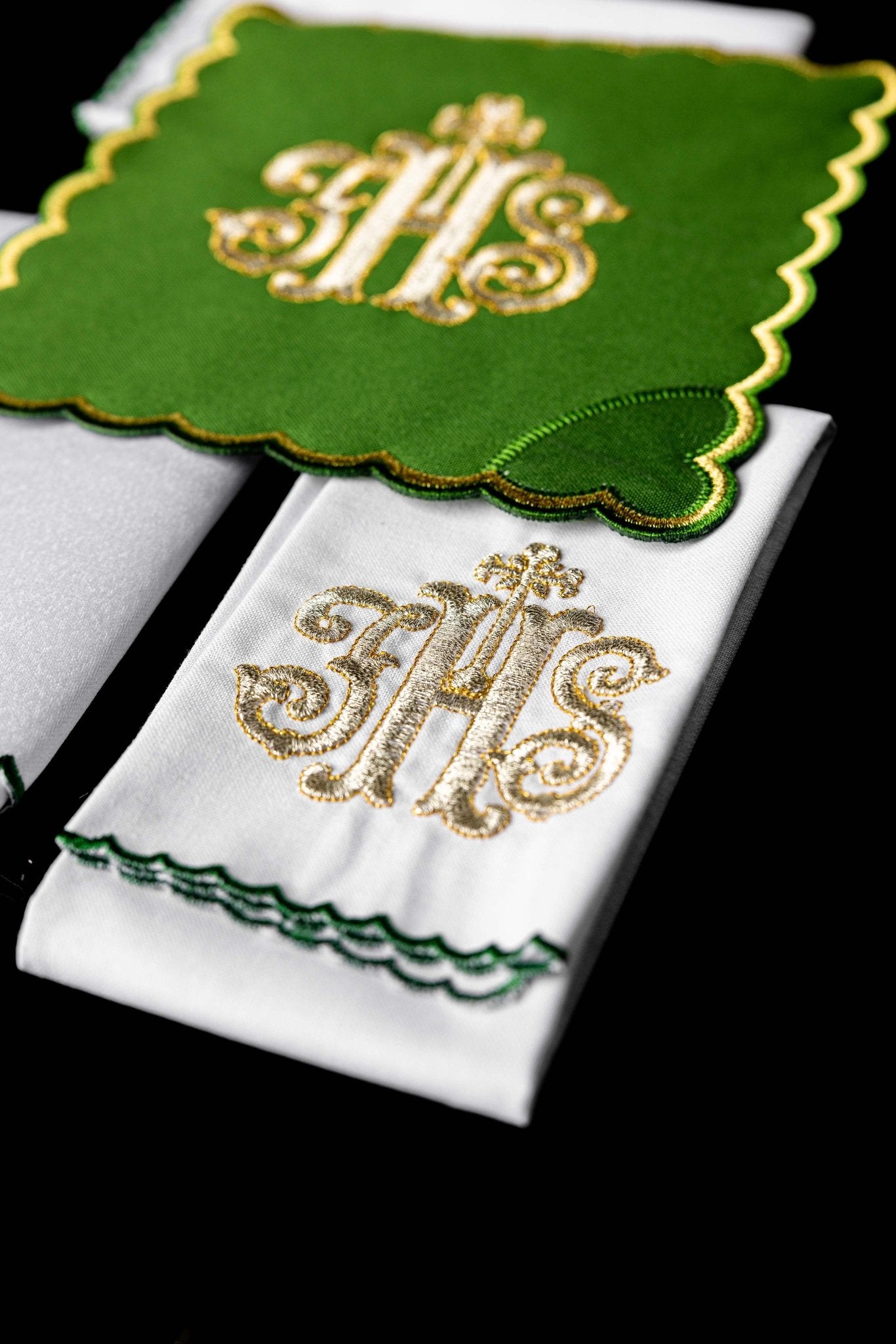 Servicio de altar bordado IHS, palia verde KK/072/01 - CASULLAS.ES