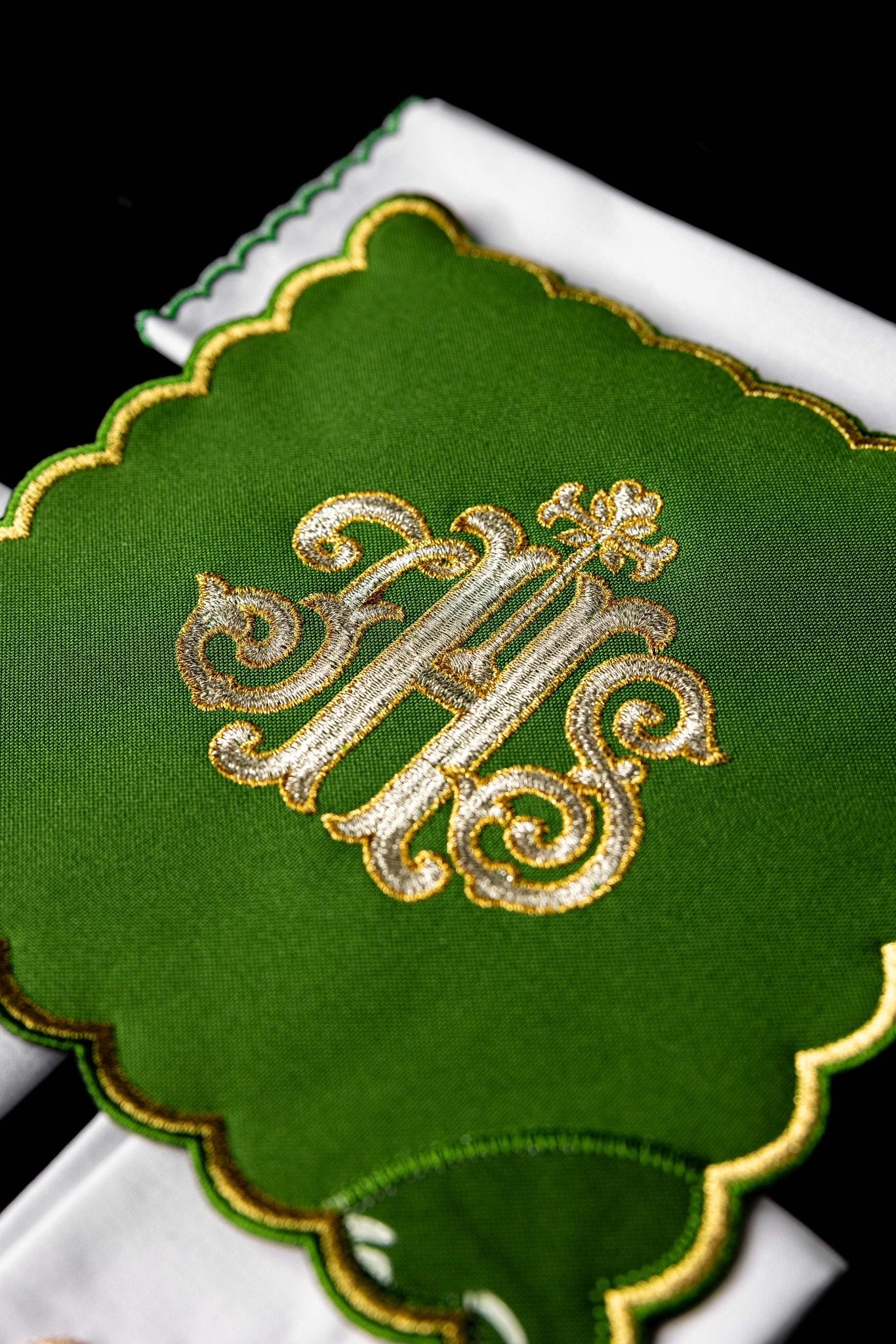 Servicio de altar bordado IHS, palia verde KK/072/01 - CASULLAS.ES
