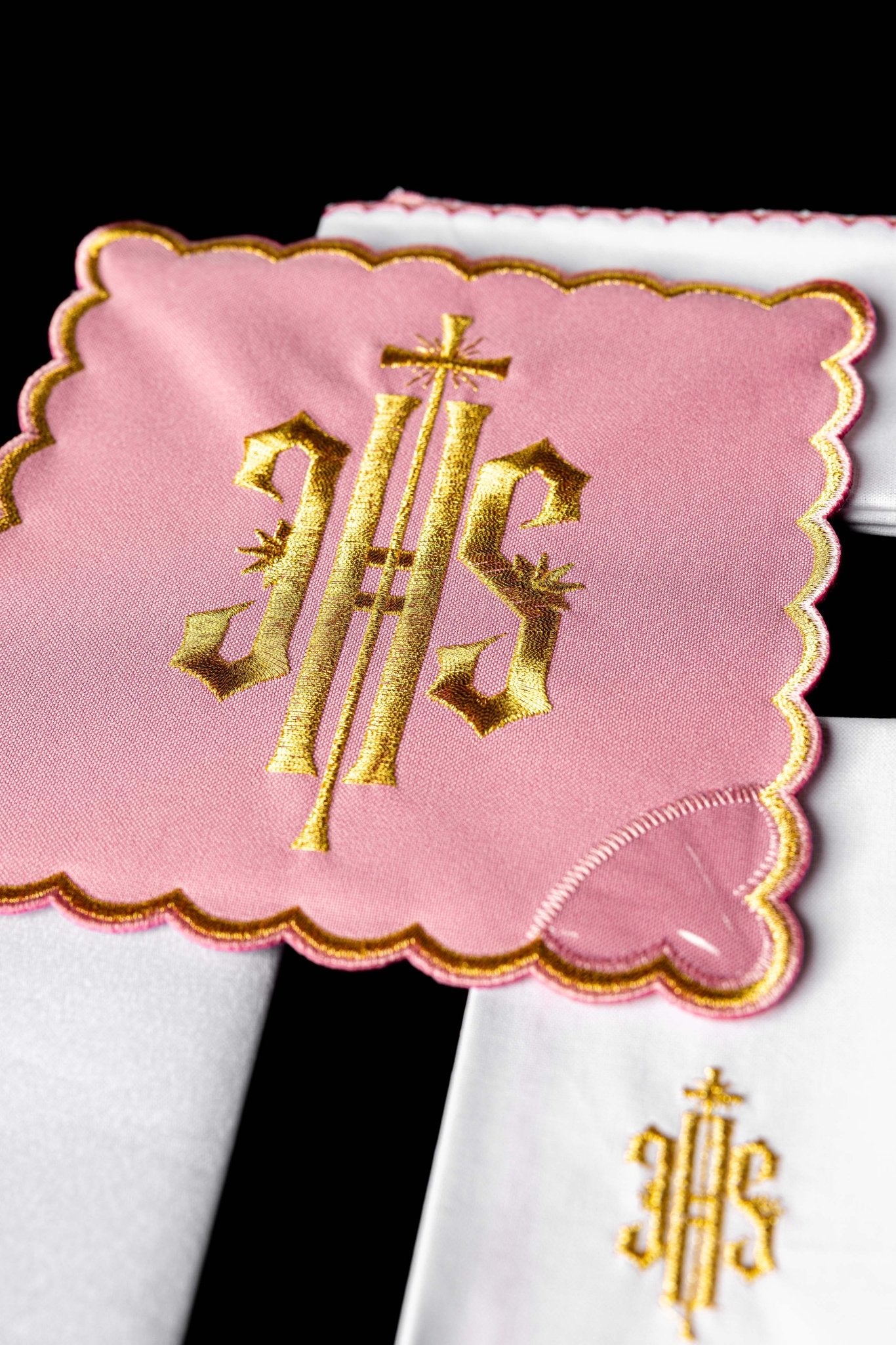 Servicio de altar Bordado IHS rosa KK/029/08 - CASULLAS.ES