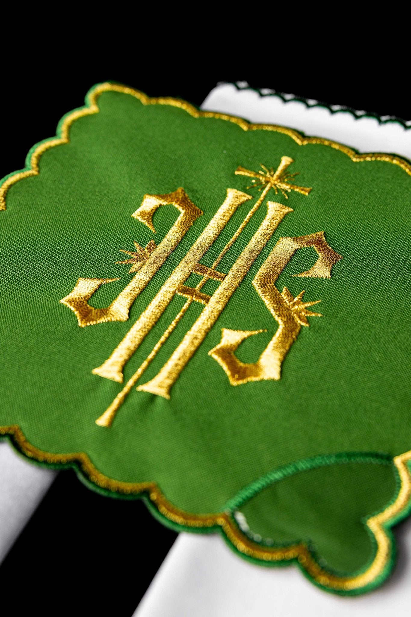 Servicio de altar con bordado IHS verde KK/029/01 - CASULLAS.ES