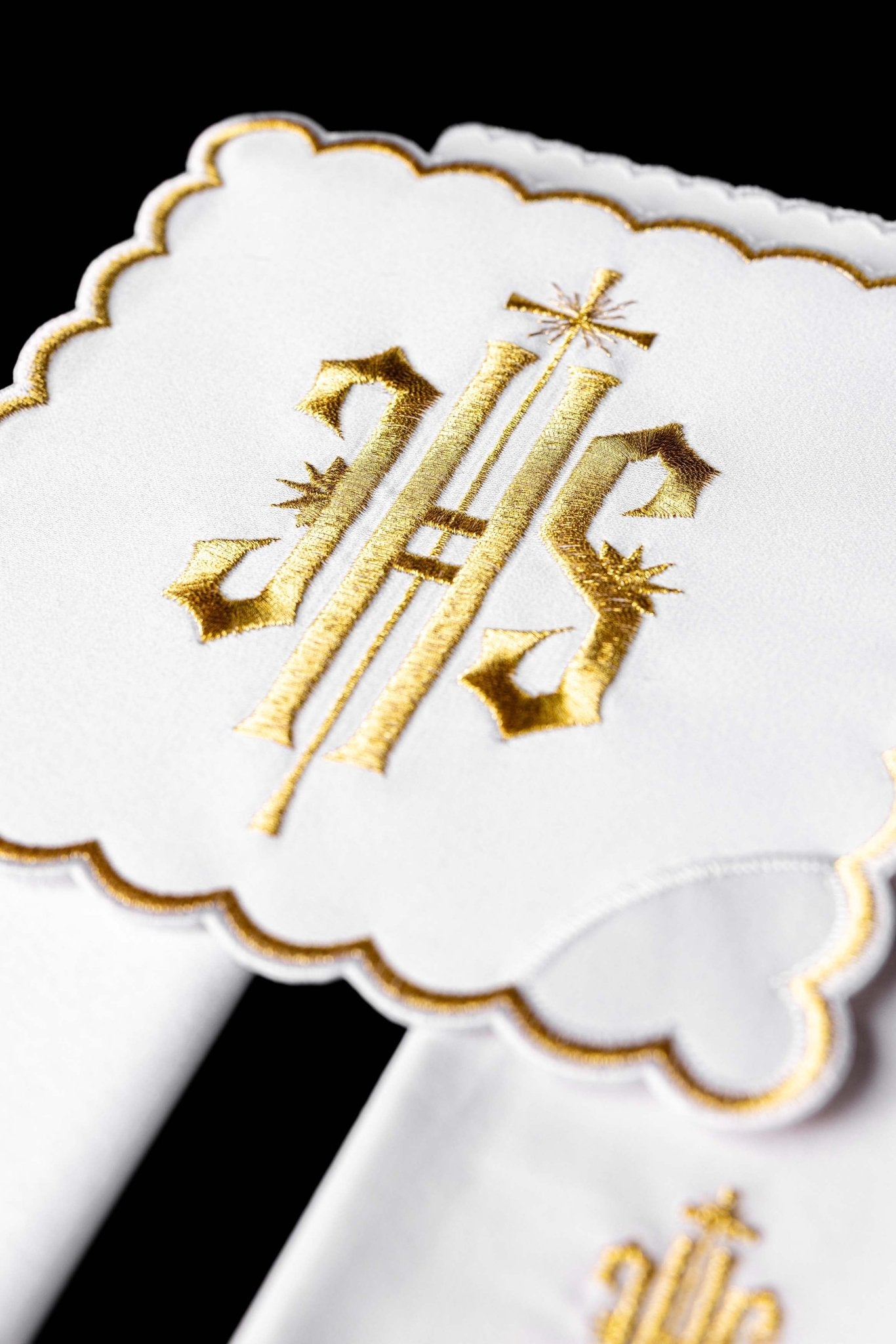 Servicio de altar con bordado IHS y ribete dorado KK/029/04 - CASULLAS.ES
