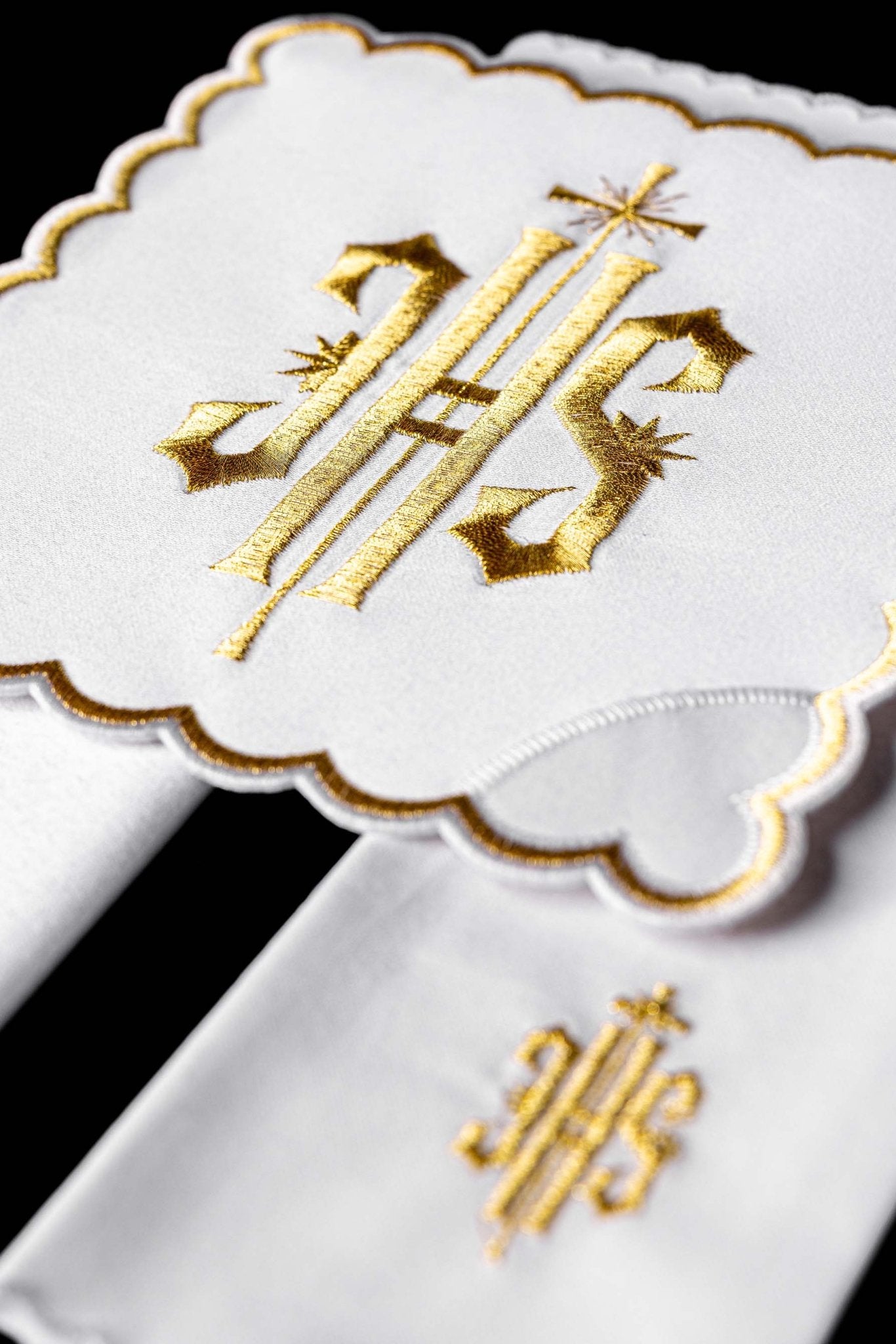 Servicio de altar con bordado IHS y ribete dorado KK/029/04 - CASULLAS.ES