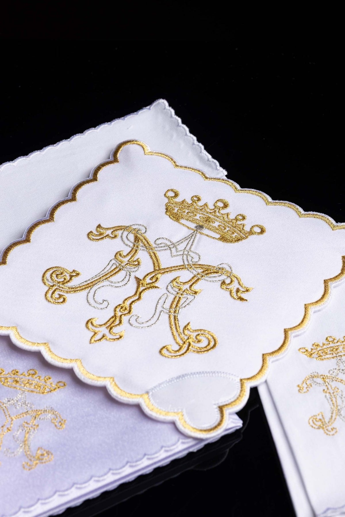 Servicio de altar con bordado Mariano dorado KK/020 - CASULLAS.ES