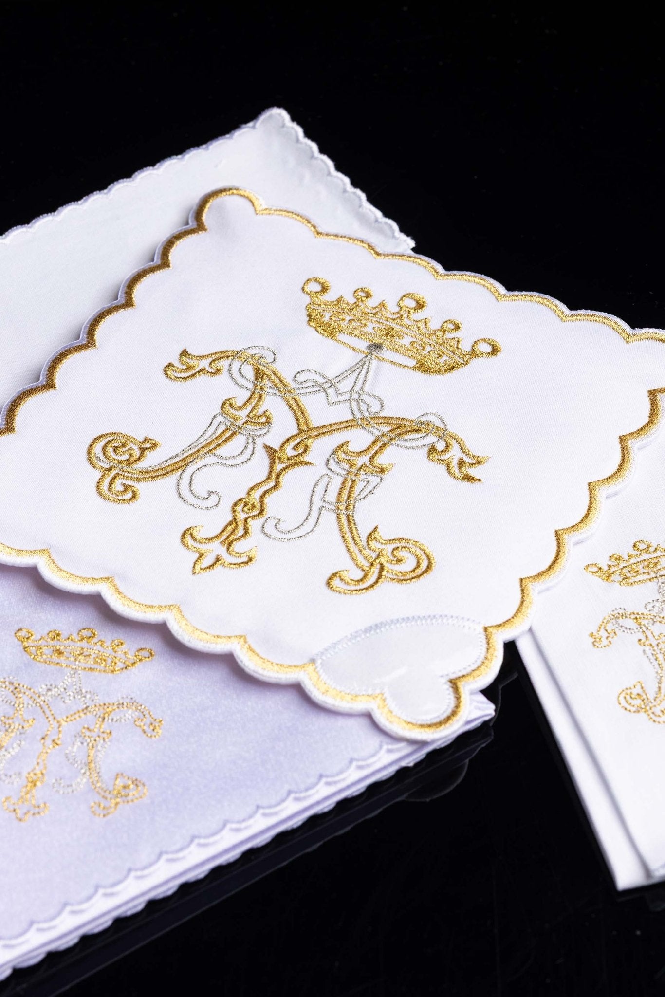 Servicio de altar con bordado Mariano dorado KK/020 - CASULLAS.ES