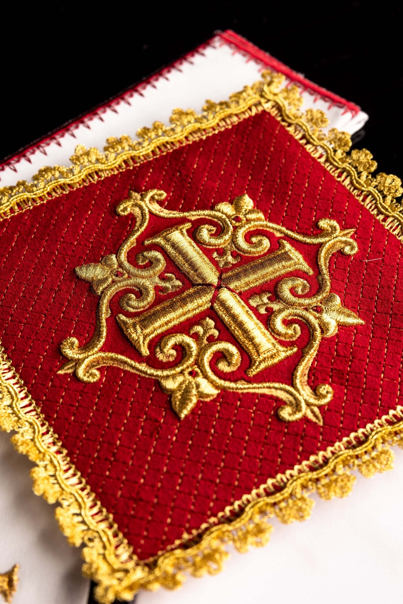 Servicio de altar con cruz bordada terciopelo rojo LE/5029/C2 - CASULLAS.ES