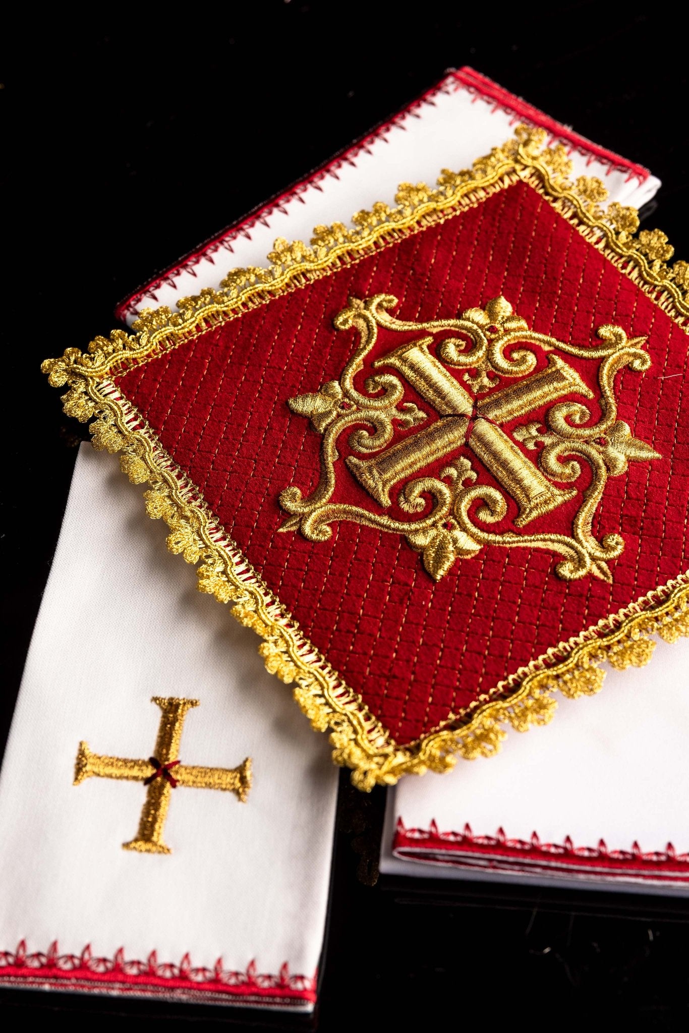 Servicio de altar con cruz bordada terciopelo rojo LE/5029/C2 - CASULLAS.ES
