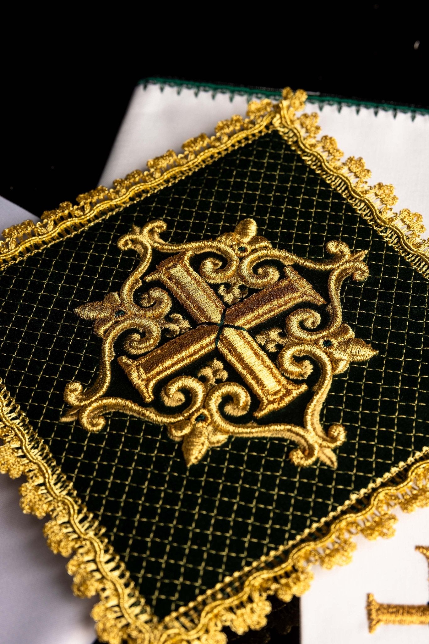 Servicio de altar con cruz bordada terciopelo verde LE/5029/C1 - CASULLAS.ES