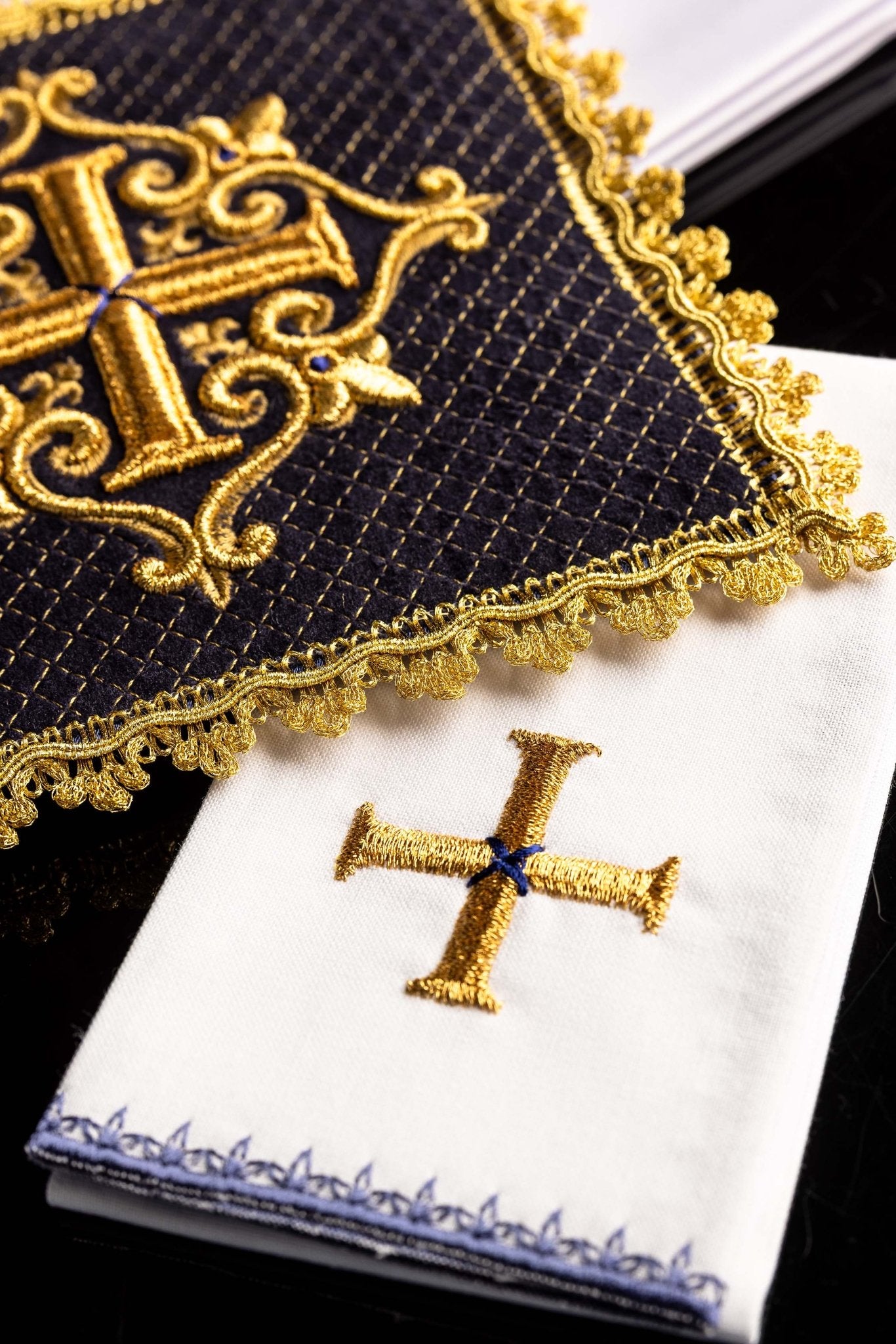 Servicio de altar con cruz bordada terciopelo violeta LE/5029/C3 - CASULLAS.ES