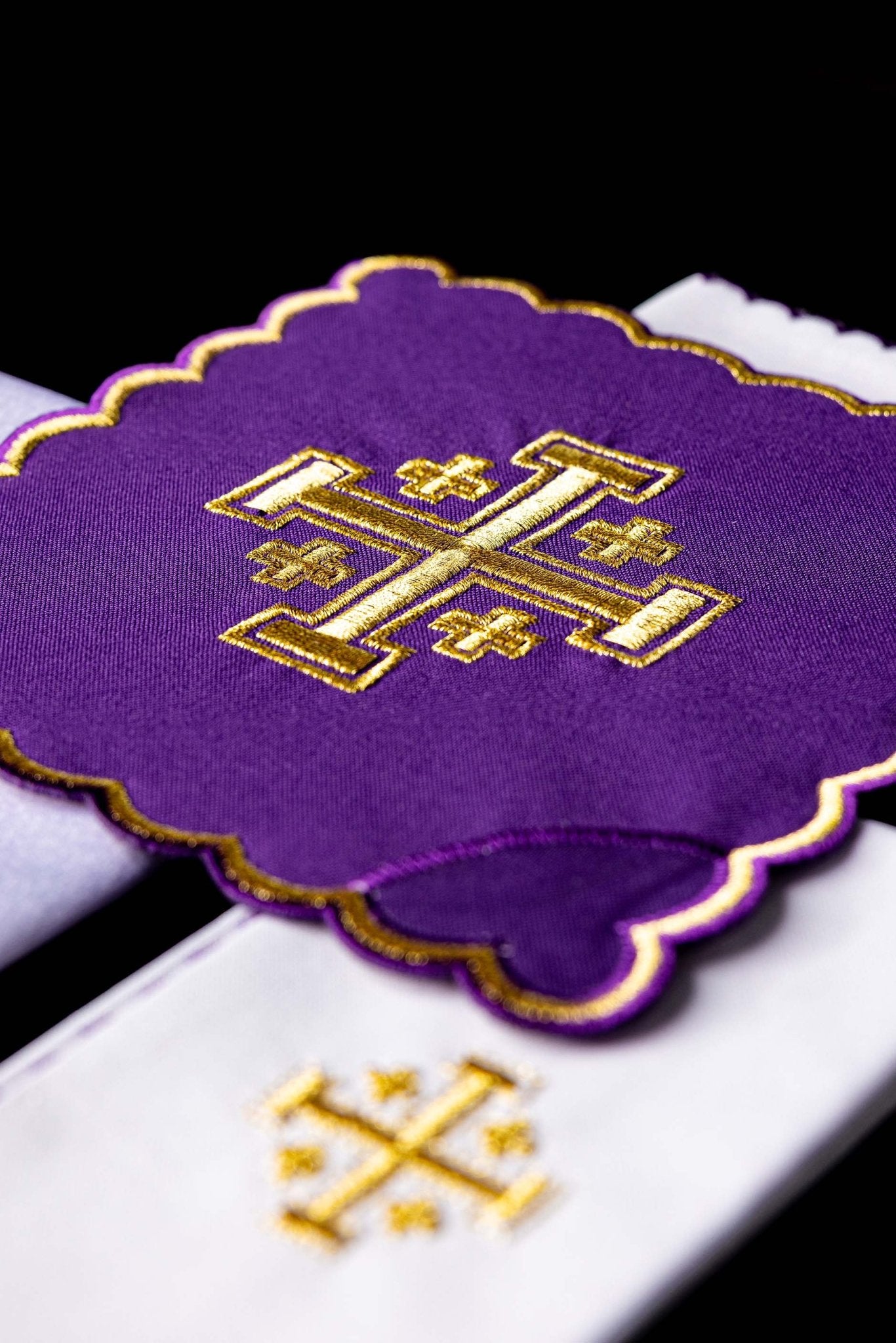 Servicio de altar Cruz de Jerusalén bordada Morado KK/030/03 - CASULLAS.ES