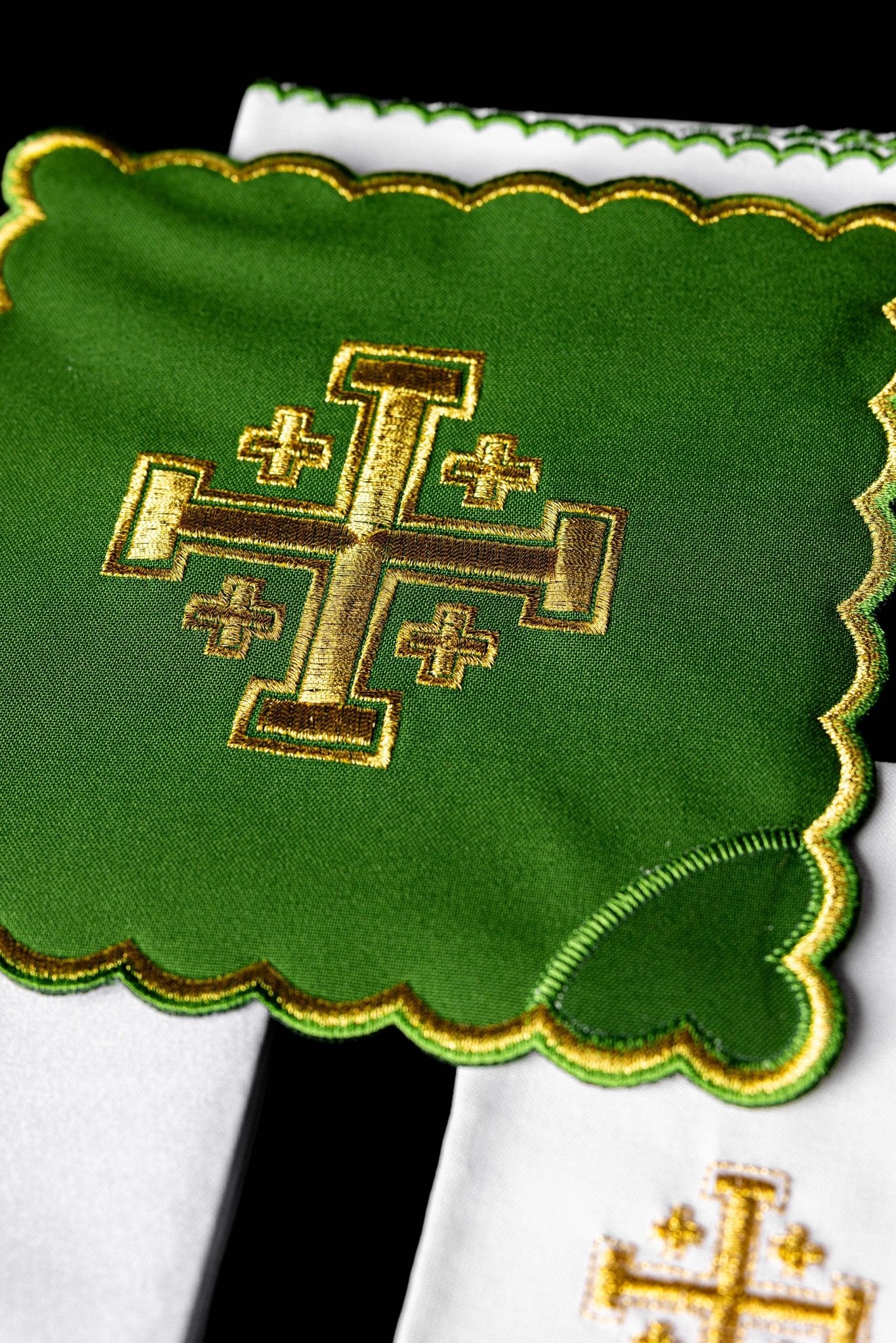 Servicio de altar Cruz de Jerusalén bordada verde KK/030/01 - CASULLAS.ES