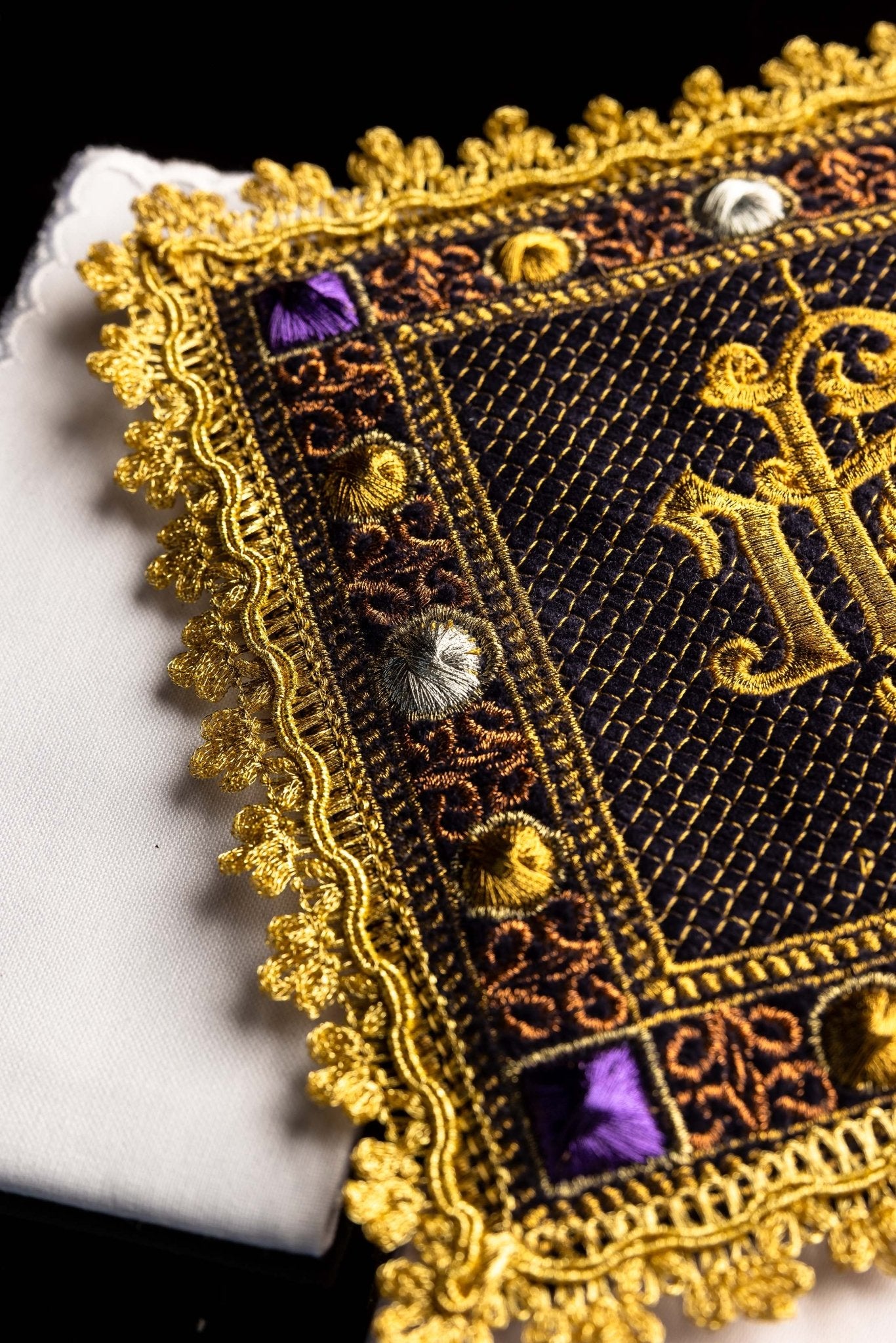 Servicio de altar de terciopelo en color violeta con el símbolo IHS bordado S-5567-C3 - CASULLAS.ES