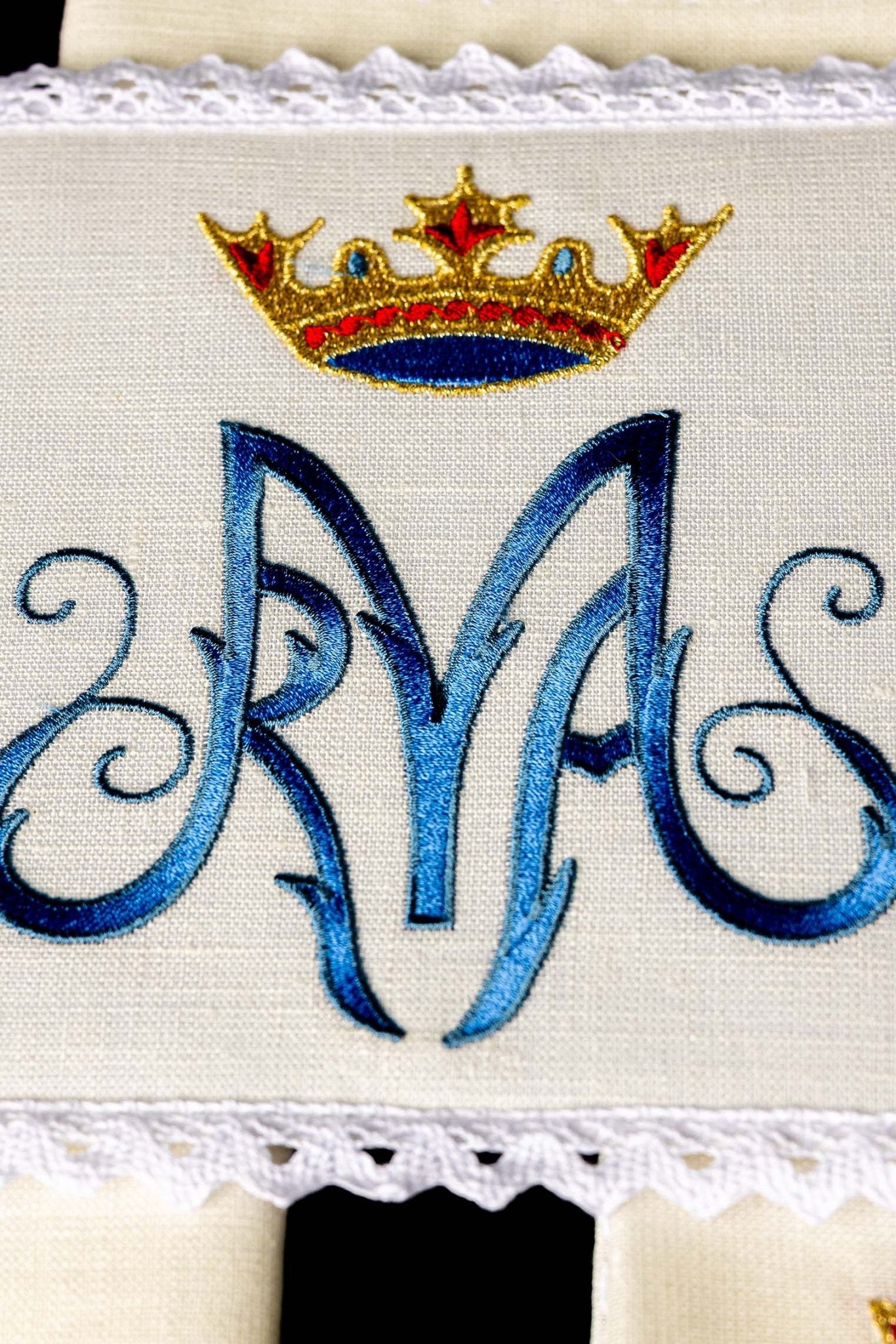 Servicio de altar lino con bordado Mariano KKL/003/C1 - CASULLAS.ES