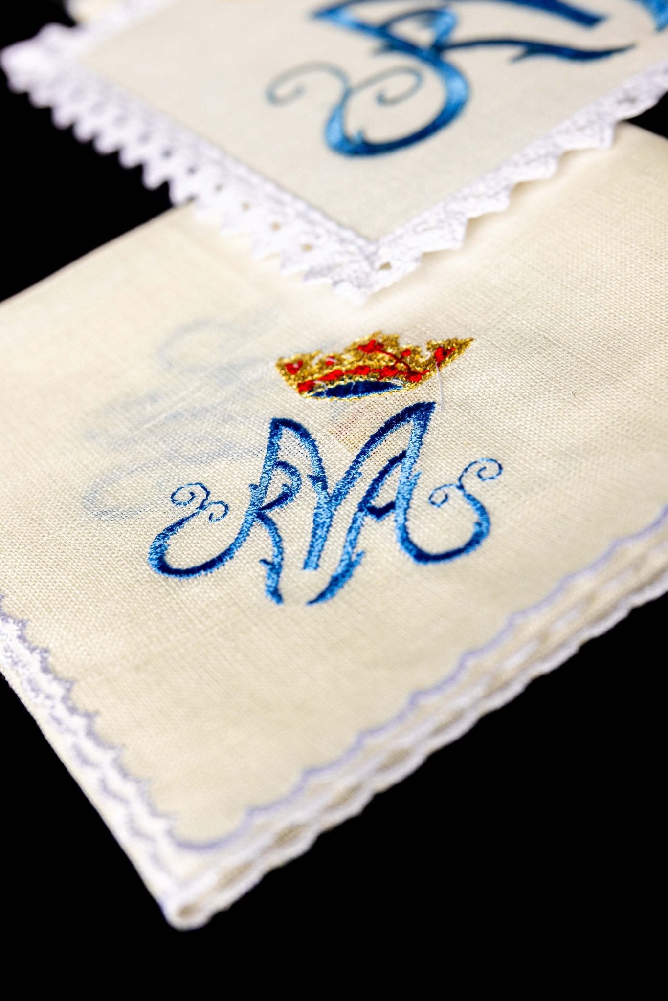 Servicio de altar lino con bordado Mariano KKL/003/C1 - CASULLAS.ES