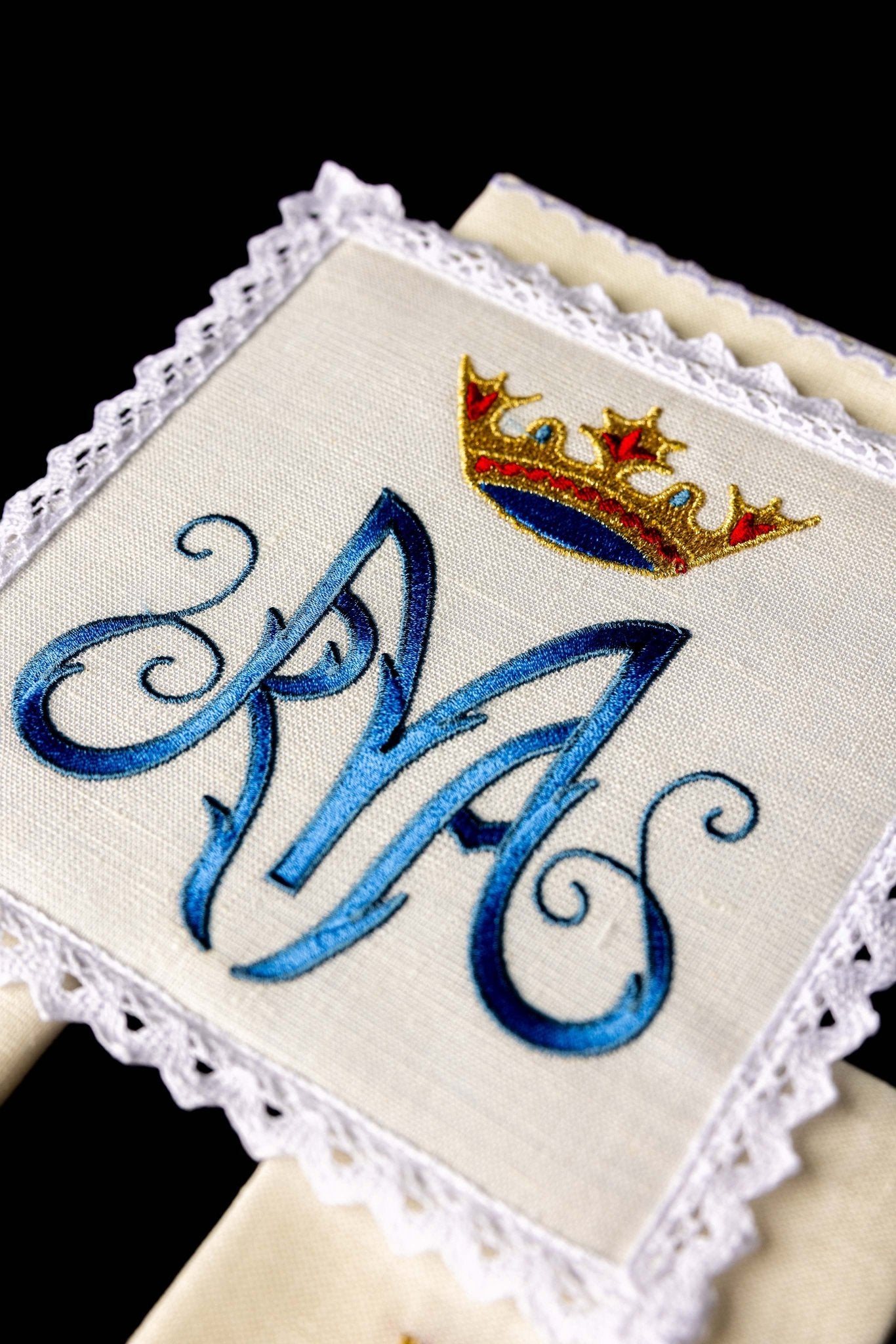 Servicio de altar lino con bordado Mariano KKL/003/C1 - CASULLAS.ES