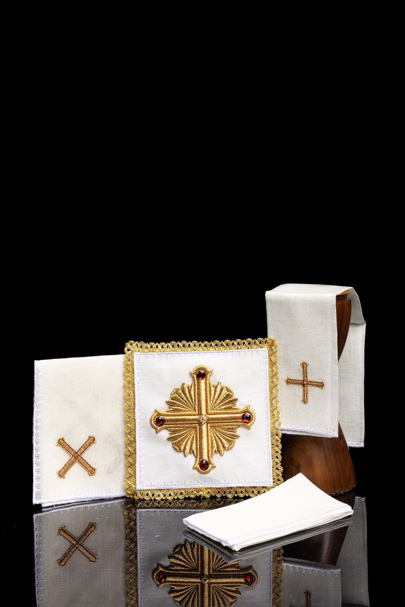 Servicio de altar lino ricamente bordado con Cruz y piedras LE/5010 - CASULLAS.ES