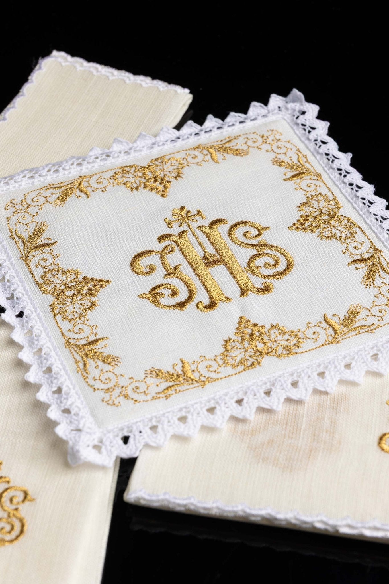 Servicio de altar lino ricamente bordado con IHS KKL/049 - CASULLAS.ES