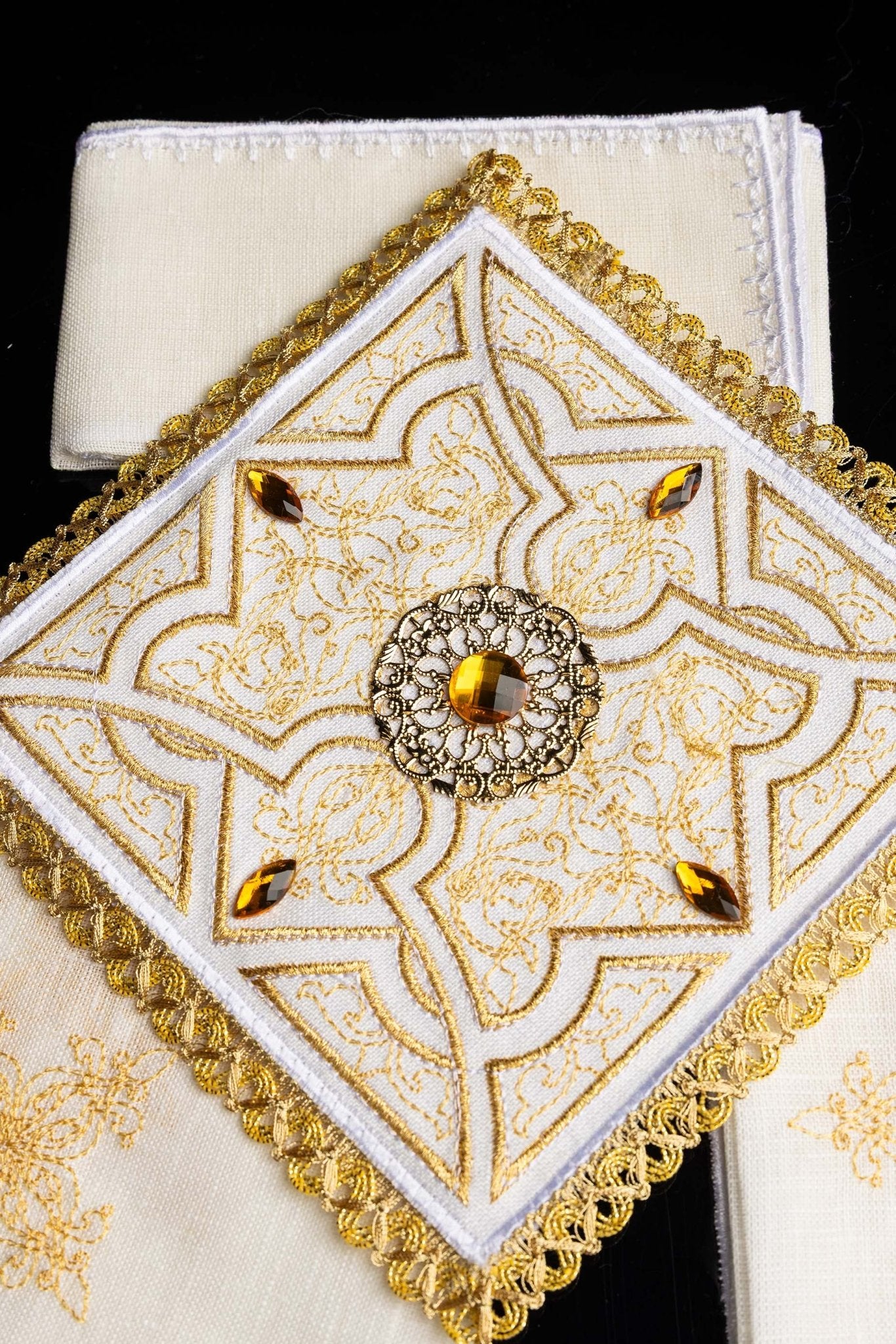 Servicio de altar lino ricamente decorado LE/5002 - CASULLAS.ES