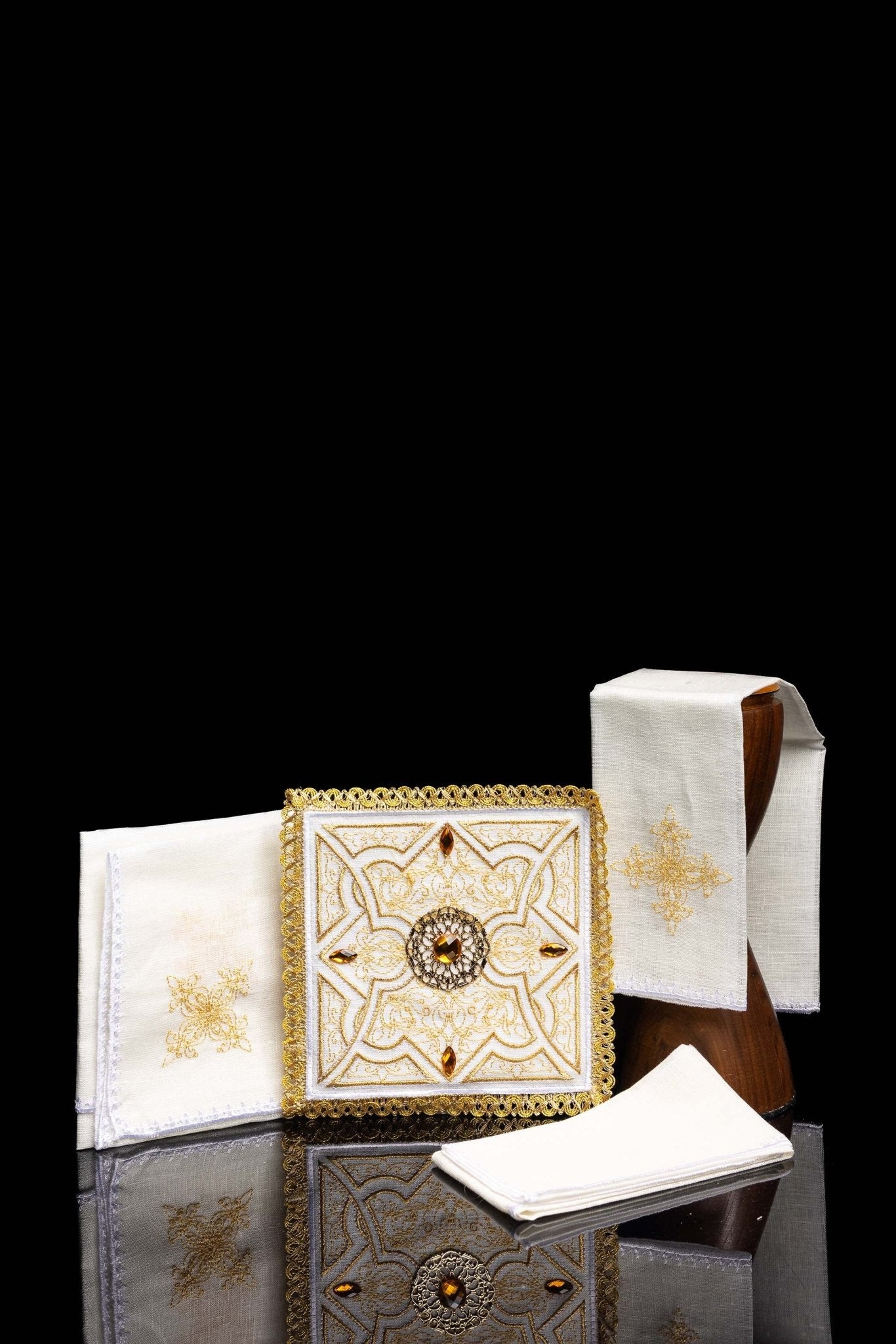 Servicio de altar lino ricamente decorado LE/5002 - CASULLAS.ES