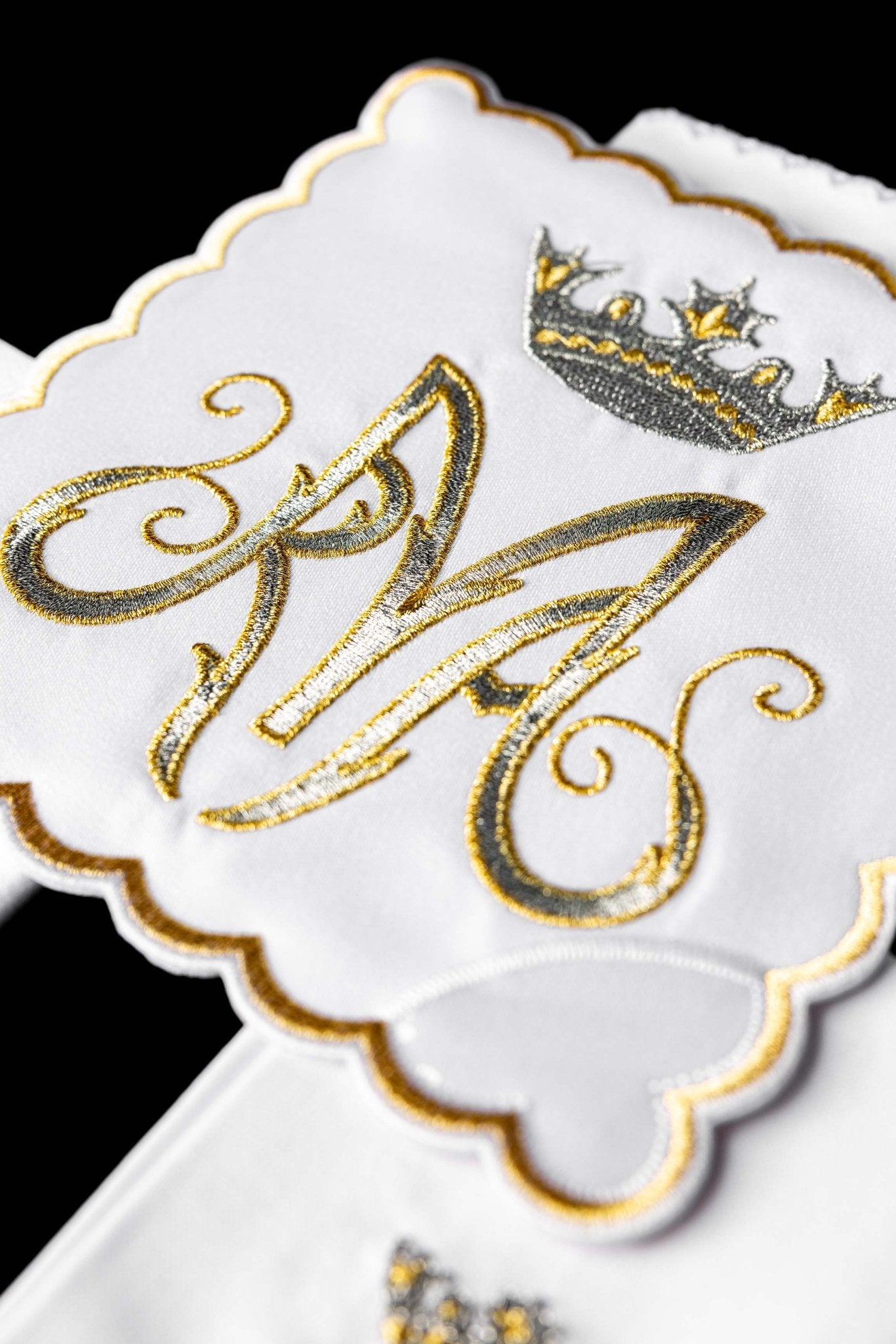 Servicio de altar Mariano con bordado dorado KK/003/C2 - CASULLAS.ES