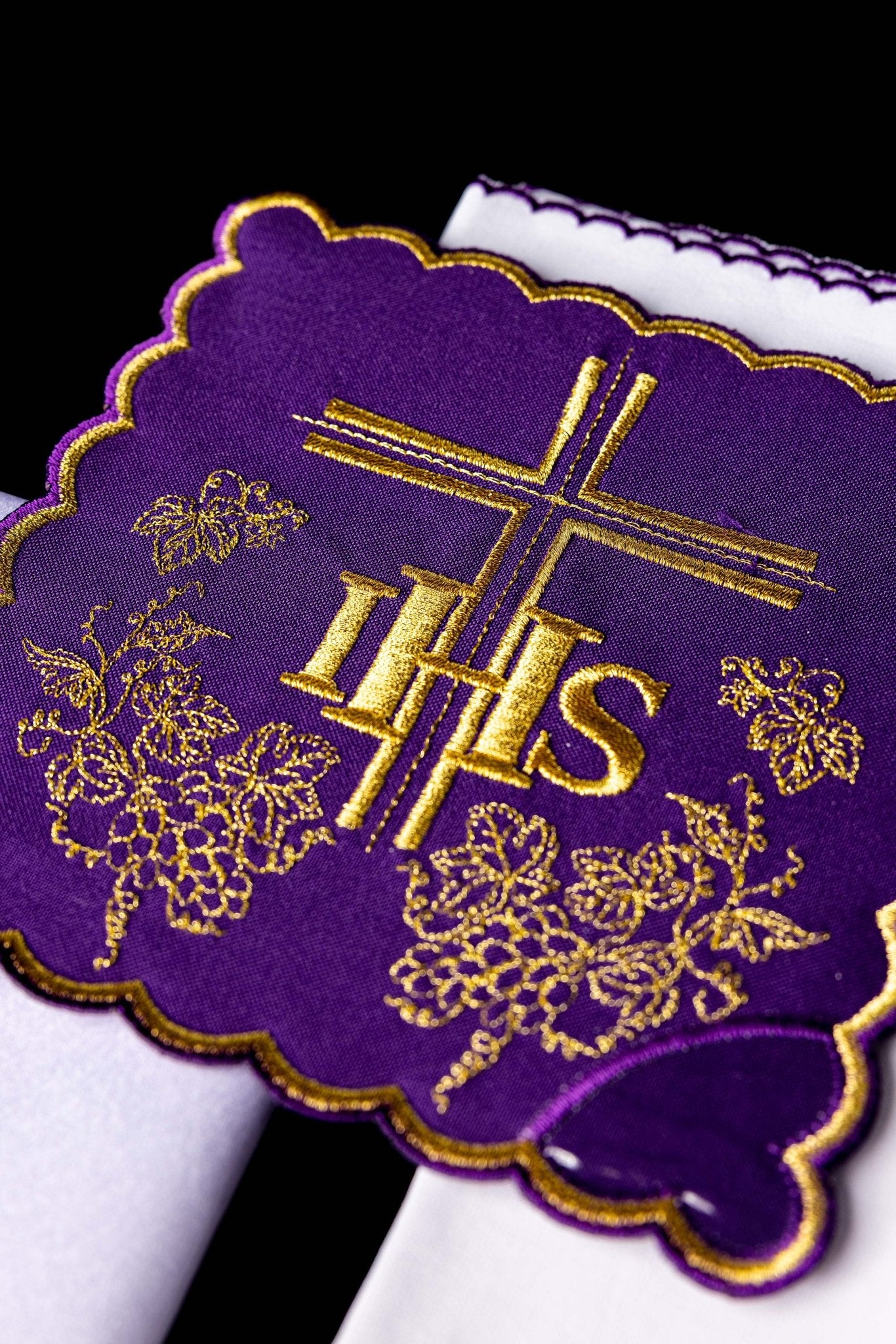 Servicio de altar morado con bordado IHS KK/156/03 - CASULLAS.ES