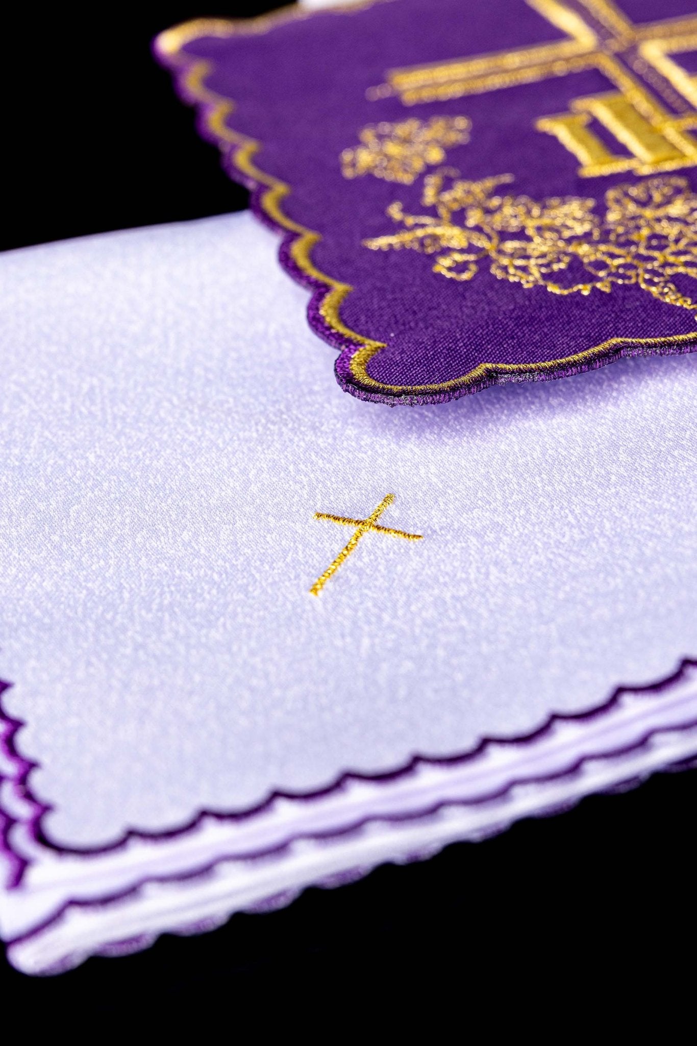 Servicio de altar morado con bordado IHS KK/156/03 - CASULLAS.ES