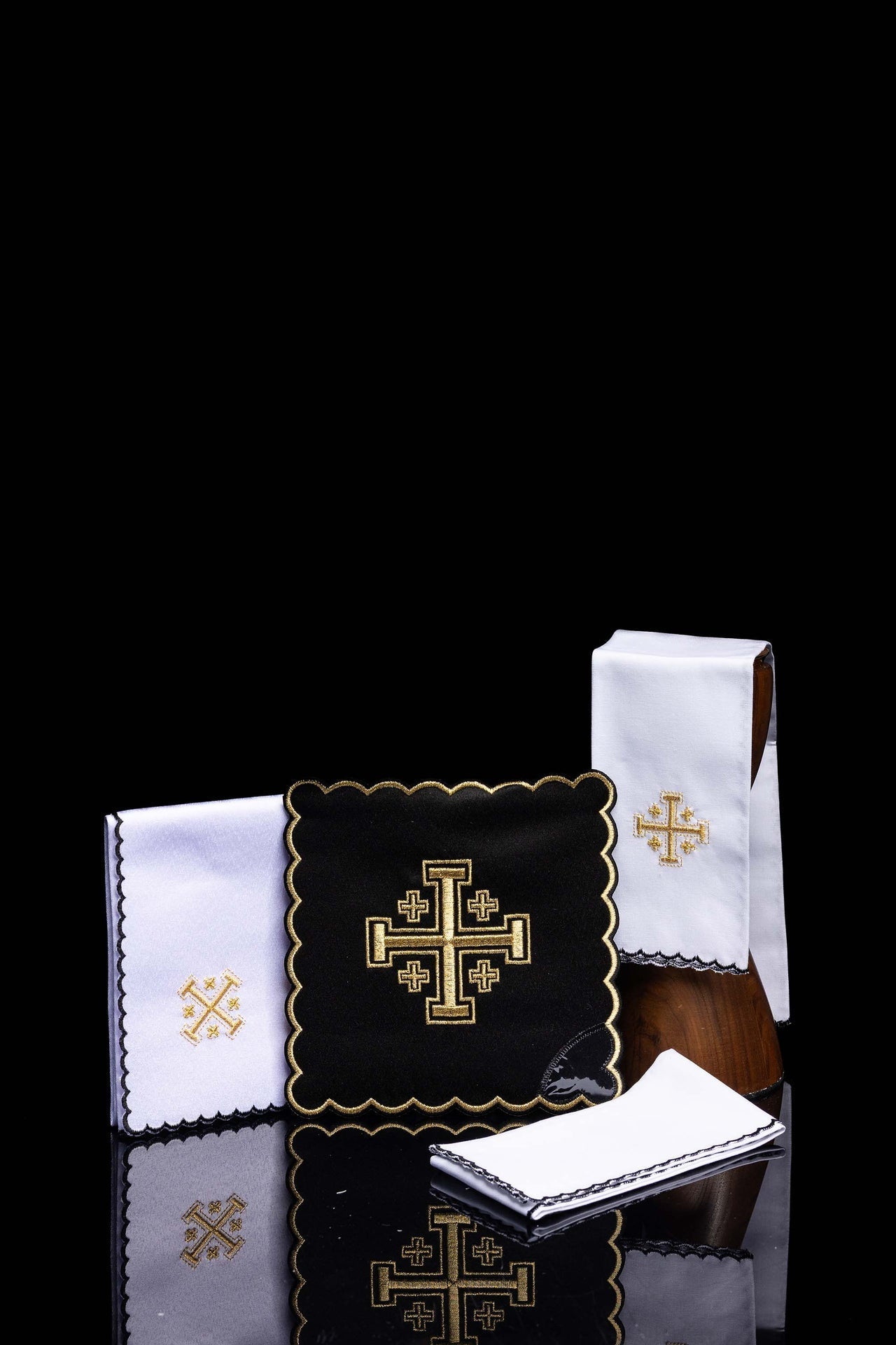 Servicio de altar negro con bordado de la Cruz de Jerusalén KK/030/07 - CASULLAS.ES