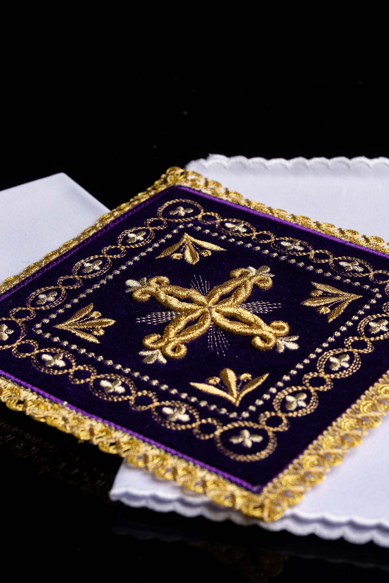 Servicio de altar terciopelo bordado morado KK/5006/C4 - CASULLAS.ES