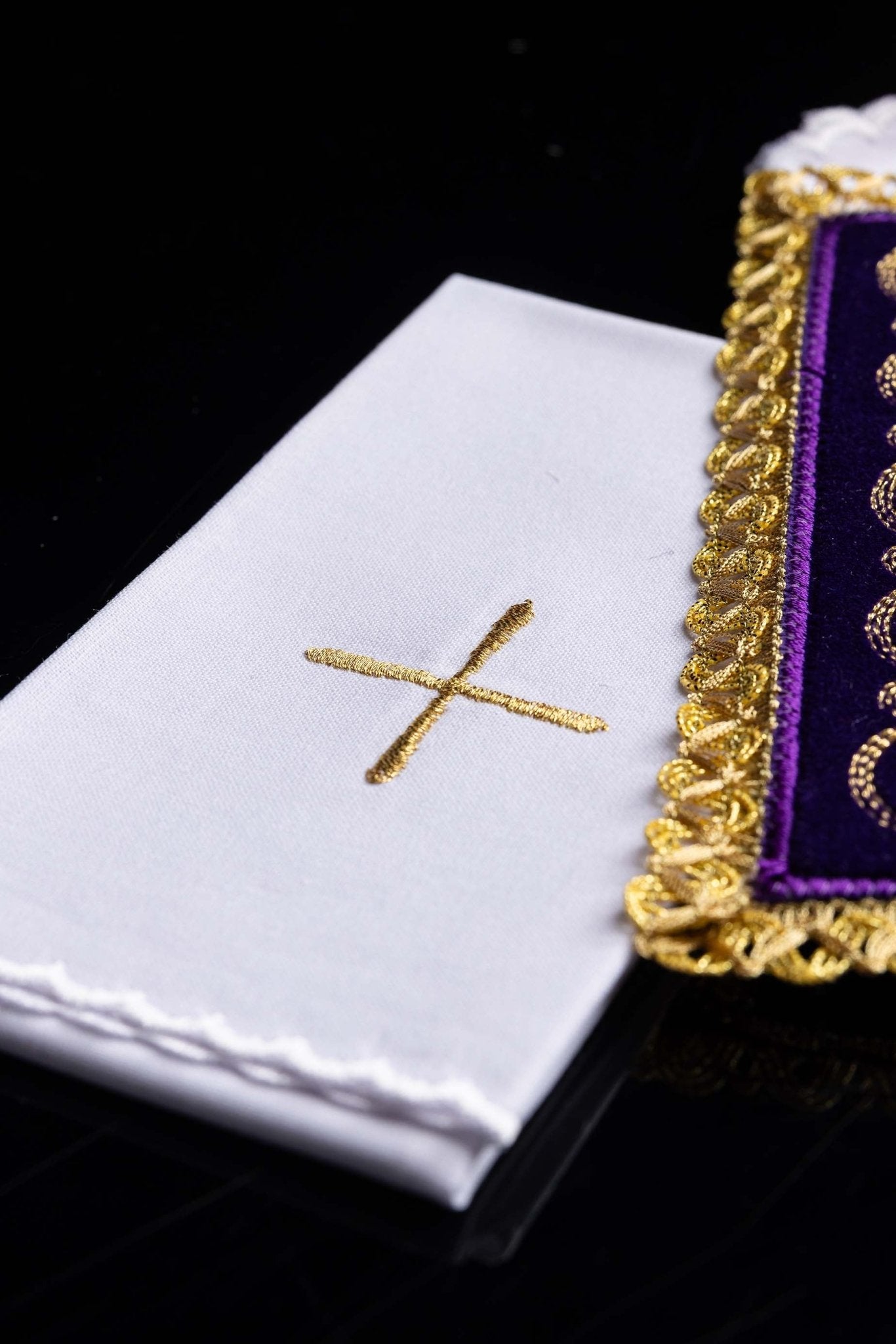 Servicio de altar terciopelo bordado morado KK/5006/C4 - CASULLAS.ES