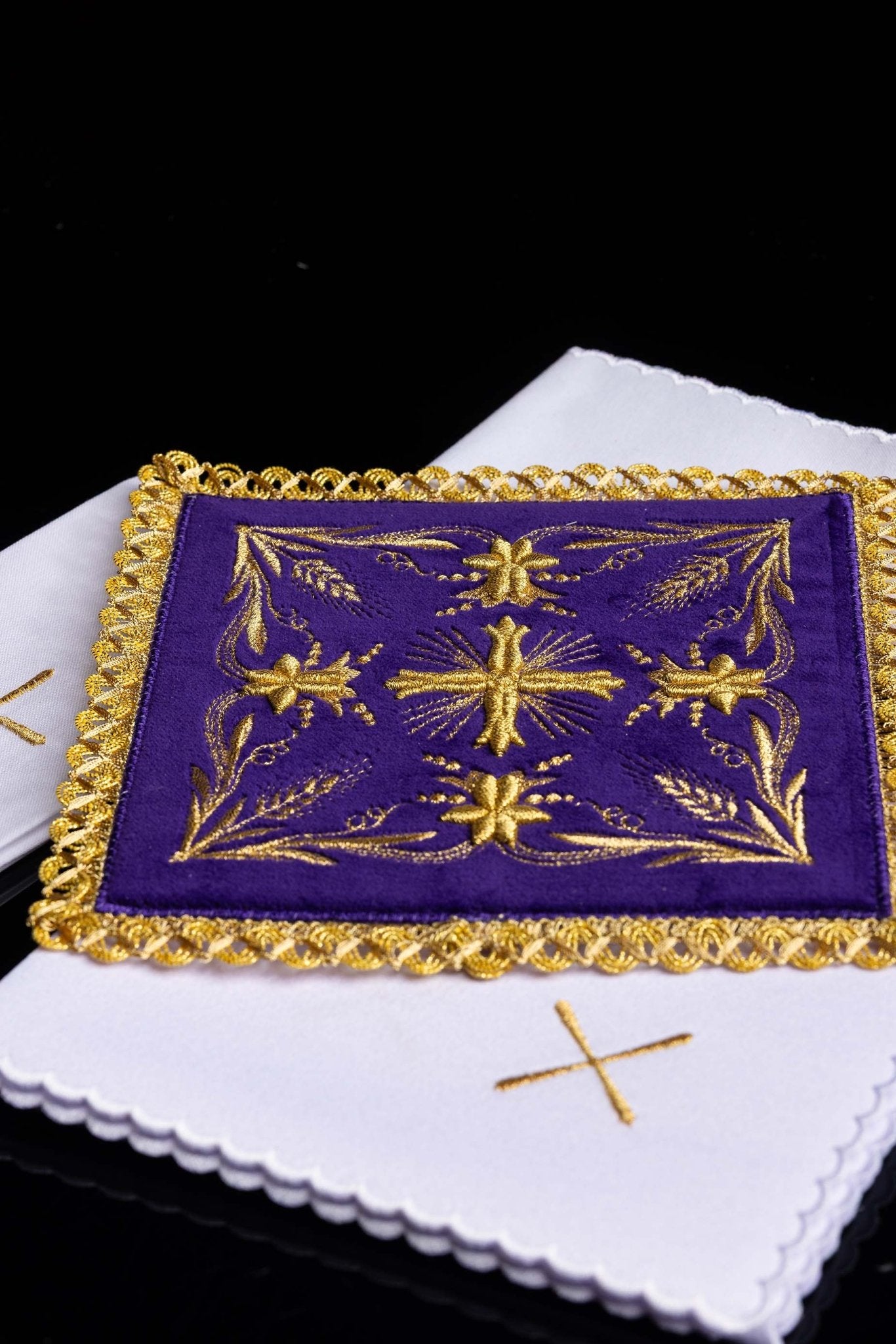 Servicio de altar terciopelo bordado morado KK/5001/C4 - CASULLAS.ES