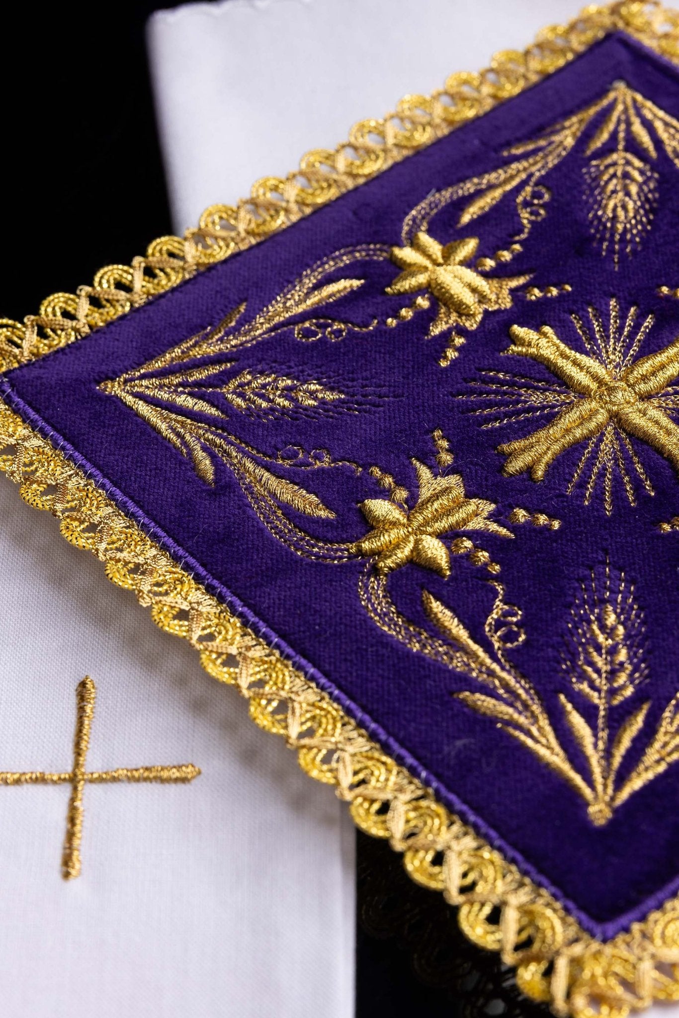 Servicio de altar terciopelo bordado morado KK/5001/C4 - CASULLAS.ES