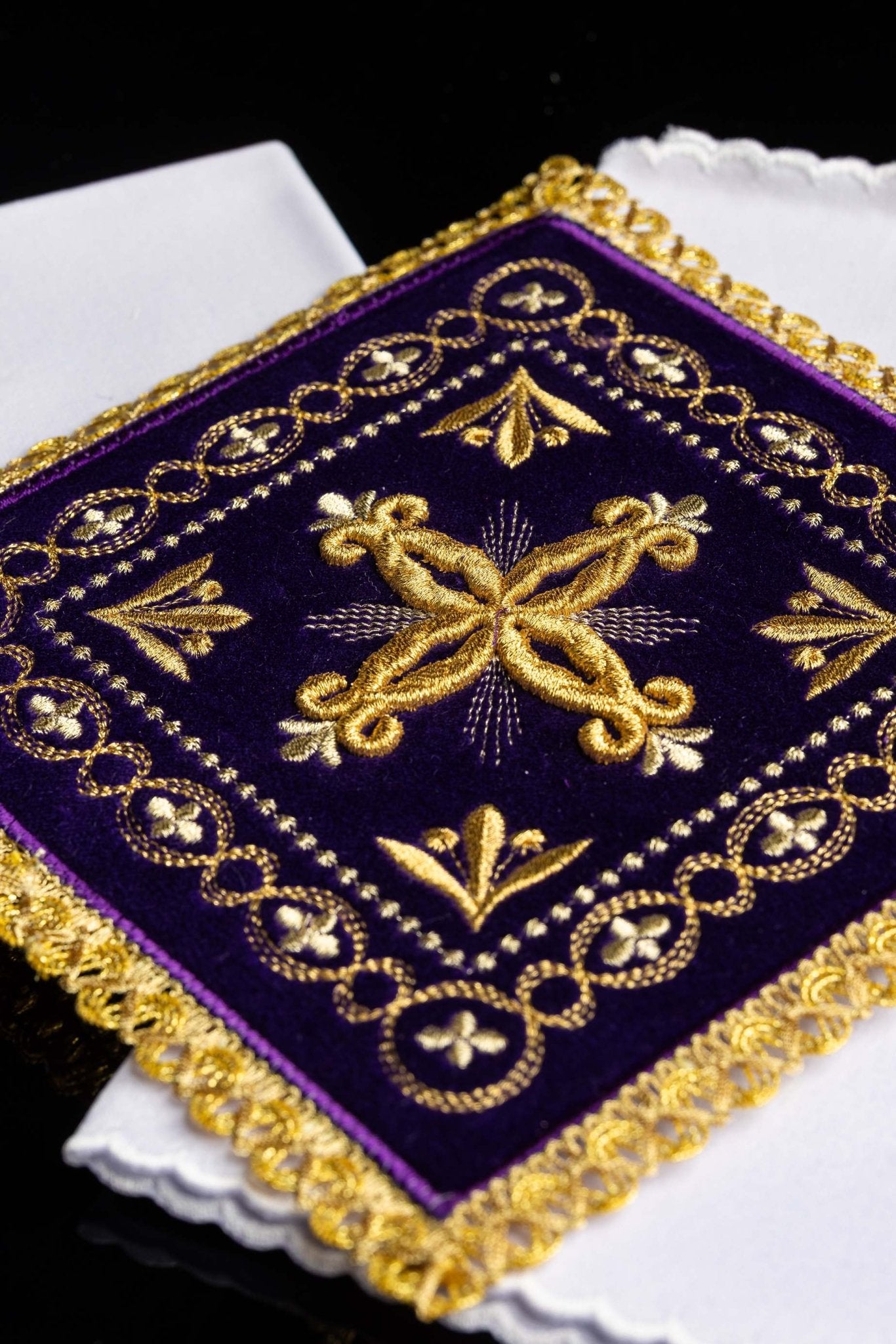 Servicio de altar terciopelo bordado morado KK/5006/C4 - CASULLAS.ES