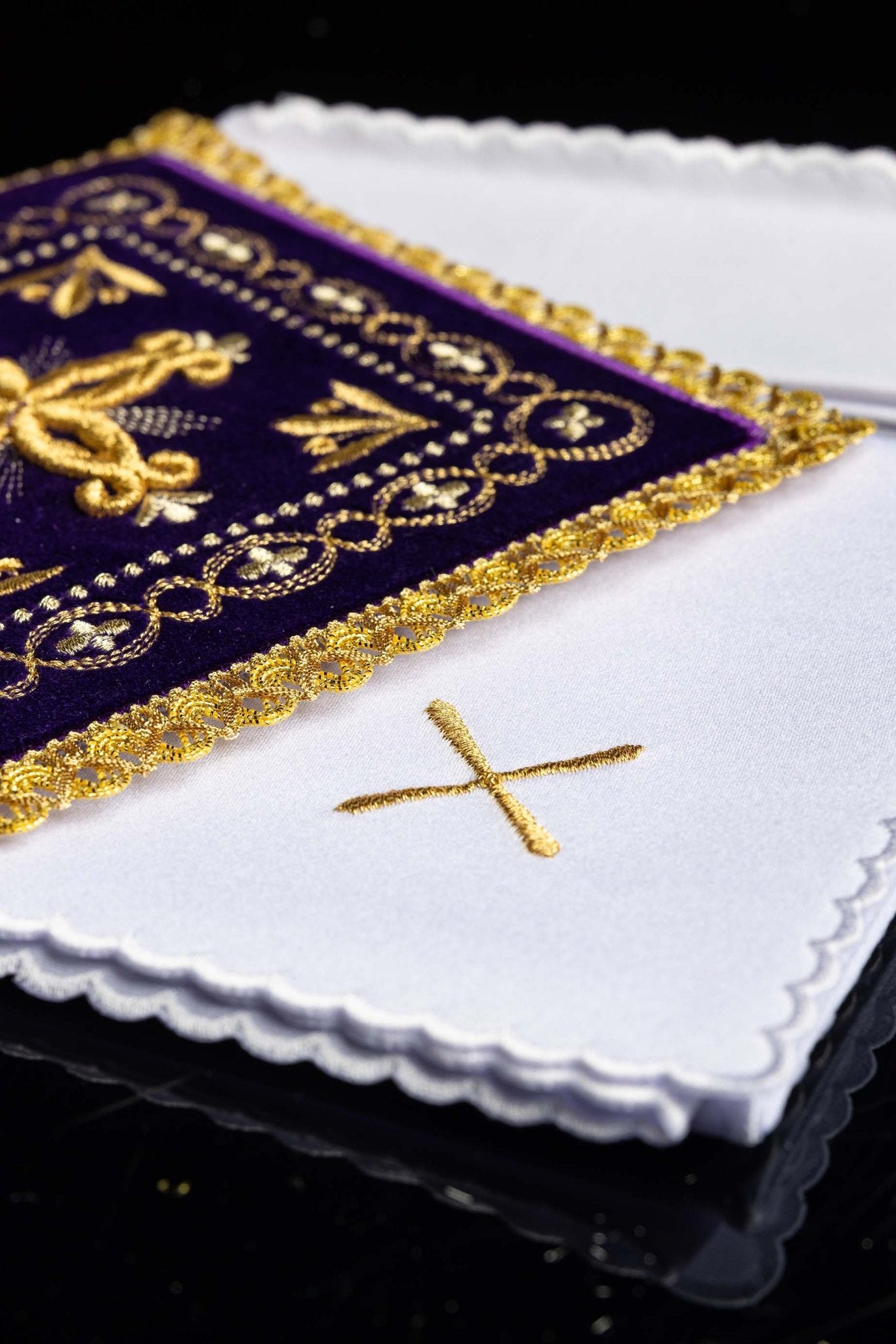 Servicio de altar terciopelo bordado morado KK/5006/C4 - CASULLAS.ES
