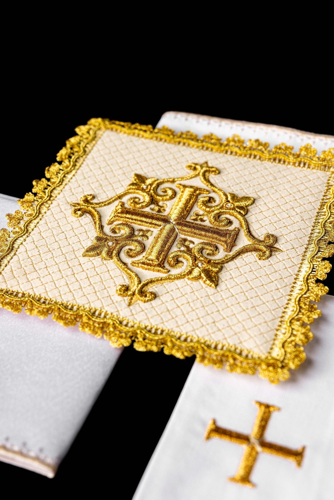 Servicio de altar terciopelo cruz bordada crudo LE/5029/C4 - CASULLAS.ES
