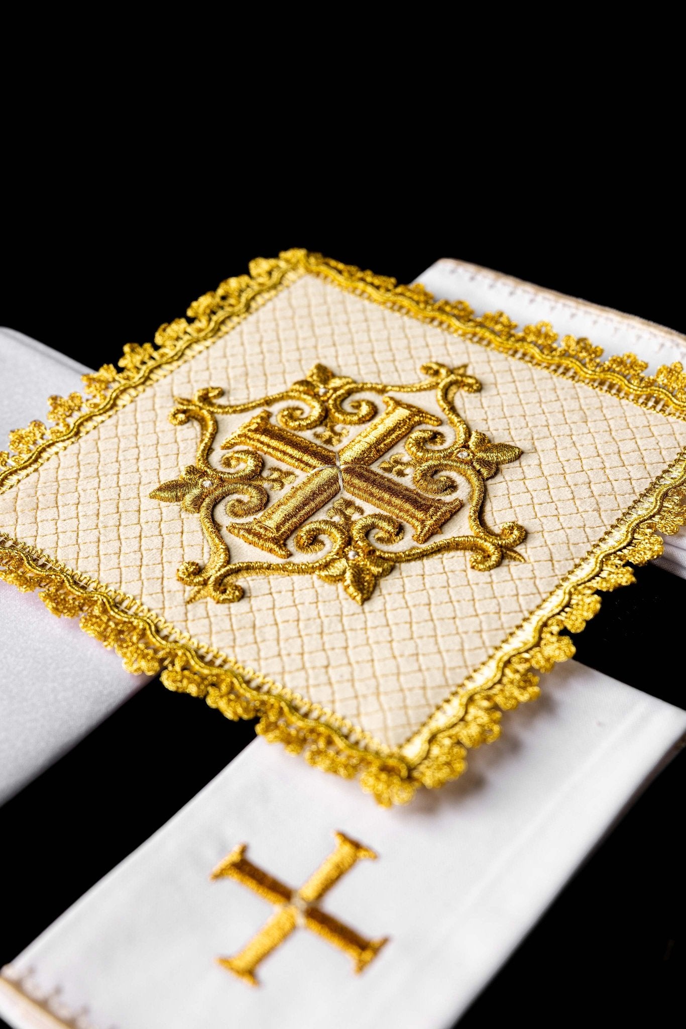 Servicio de altar terciopelo cruz bordada crudo LE/5029/C4 - CASULLAS.ES