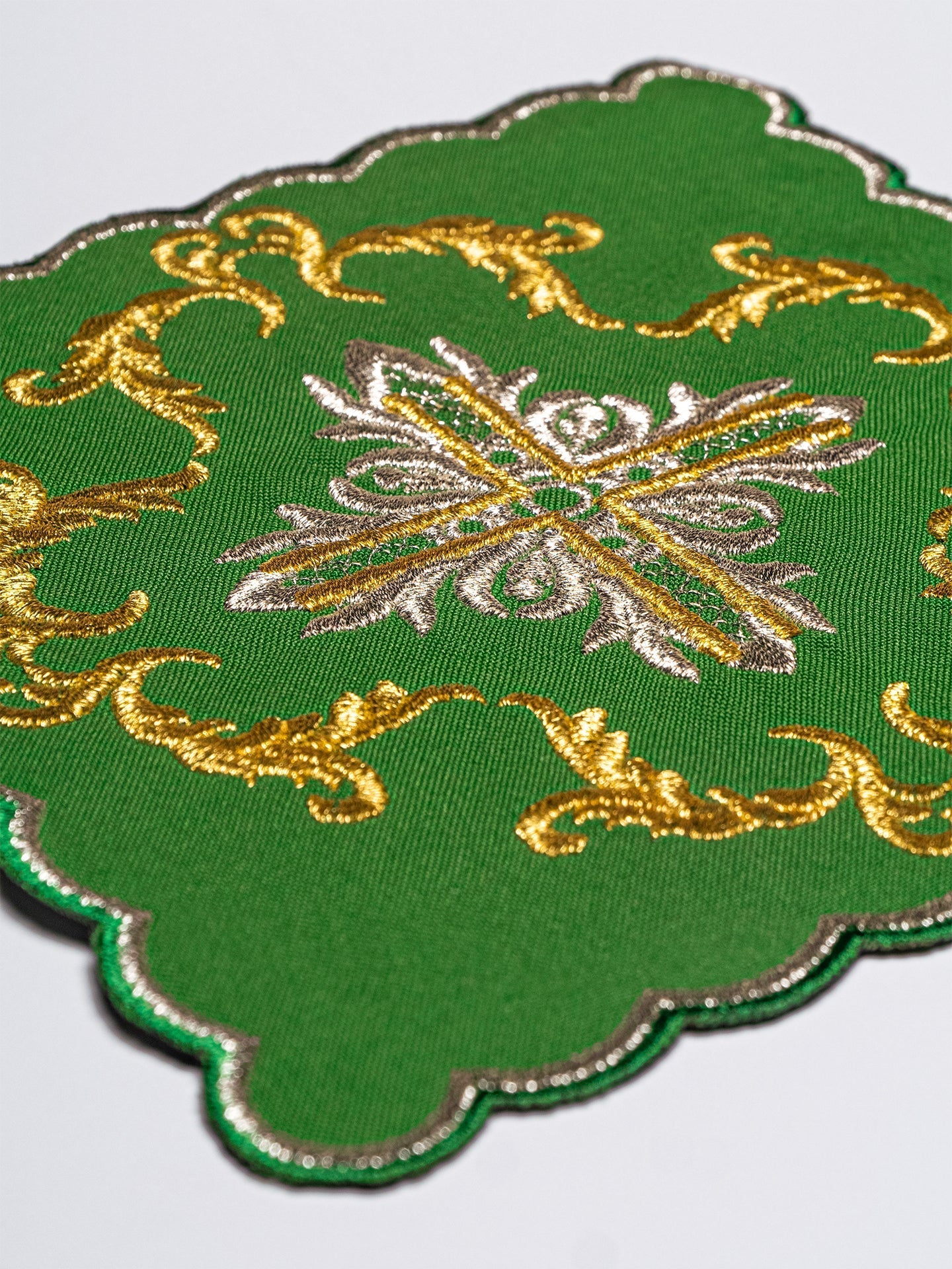 Servicio de altar verde con cruz bordada KK/151/01 - CASULLAS.ES